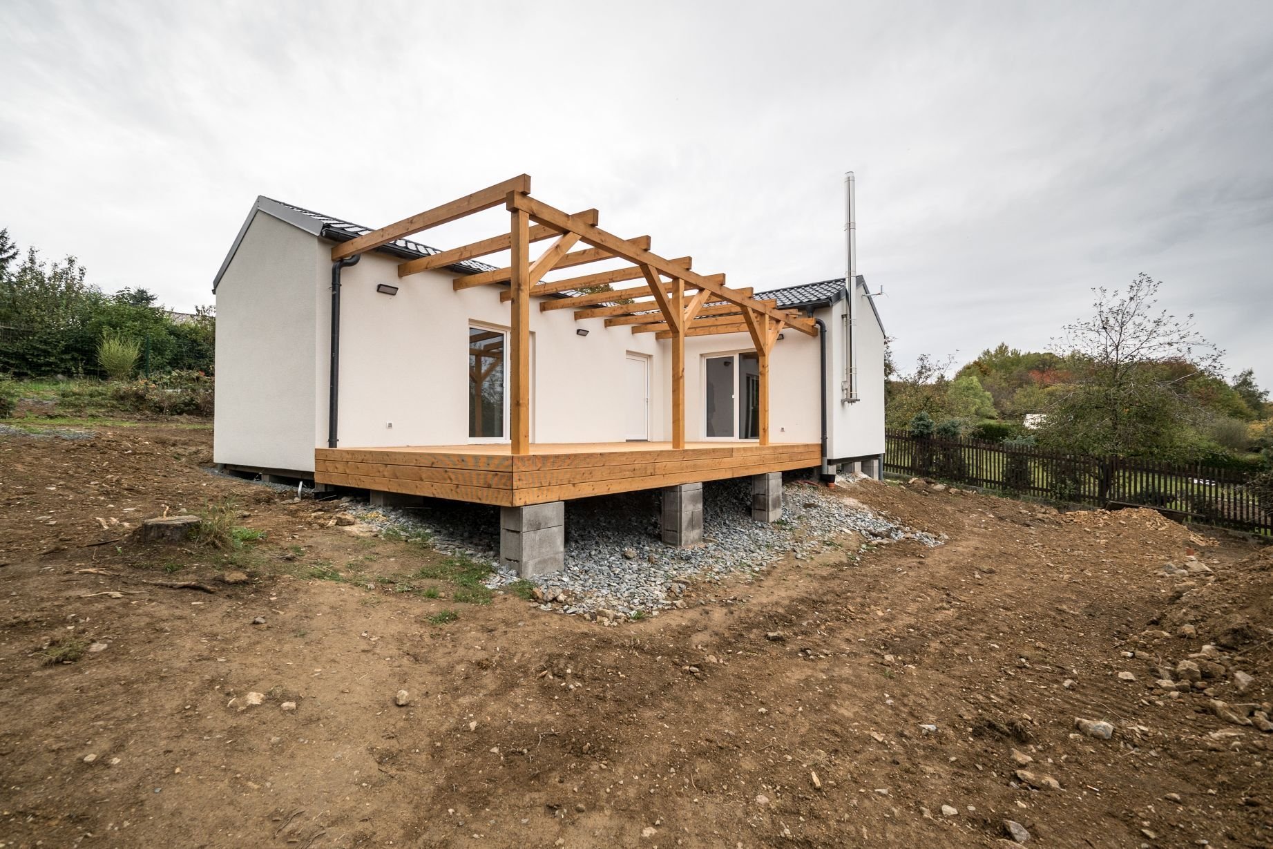 Předaná dřevostavba Easy 64 v&nbsp;obci Zdemyslice. Dřevostavba do tvaru L s&nbsp;dispozicí 3+kk a koupelnou s odděleným WC. &nbsp;Cena této dřevostavby včetně…