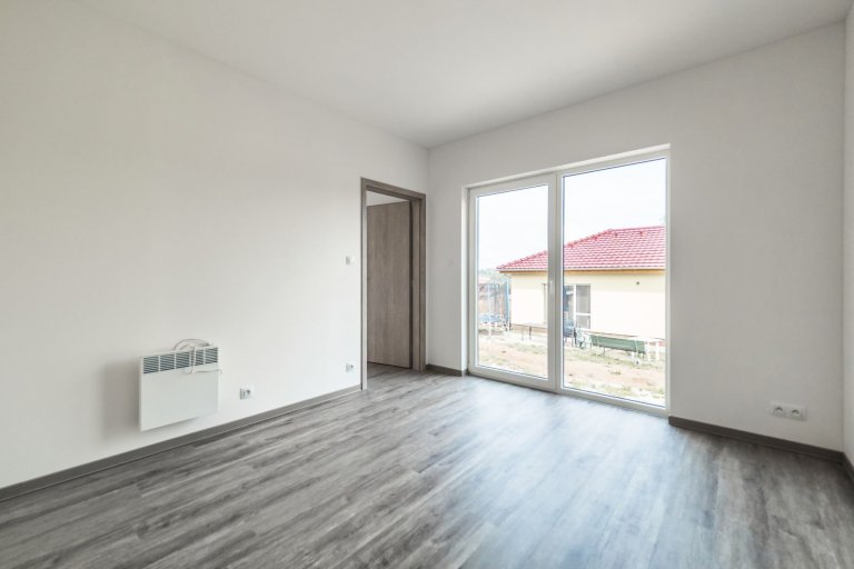 Dům vycházející z&nbsp;oblíbené dvou modulové dřevostavby Easy 48+40 o dispozici 3+kk má přístup na terasu ze všech pokojů a svým půdorysem do L poskytuje i…