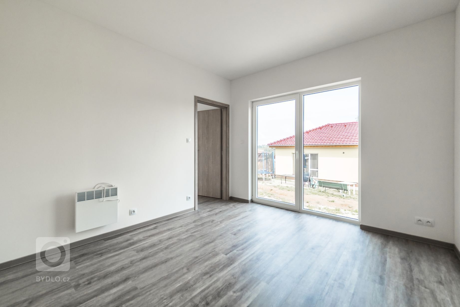 Dům vycházející z&nbsp;oblíbené dvou modulové dřevostavby Easy 48+40 o dispozici 3+kk má přístup na terasu ze všech pokojů a svým půdorysem do L poskytuje i…