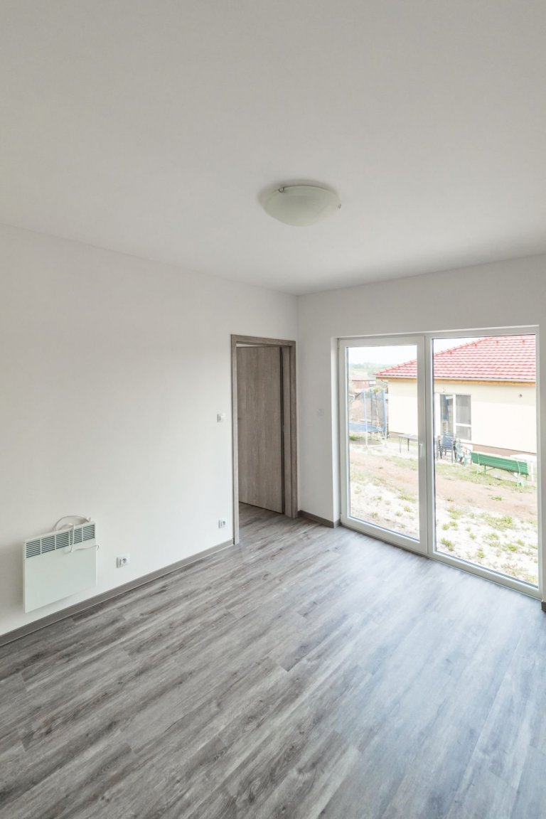 Dům vycházející z&nbsp;oblíbené dvou modulové dřevostavby Easy 48+40 o dispozici 3+kk má přístup na terasu ze všech pokojů a svým půdorysem do L poskytuje i…