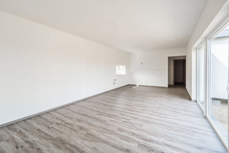 Dům vycházející z&nbsp;oblíbené dvou modulové dřevostavby Easy 48+40 o dispozici 3+kk má přístup na terasu ze všech pokojů a svým půdorysem do L poskytuje i…