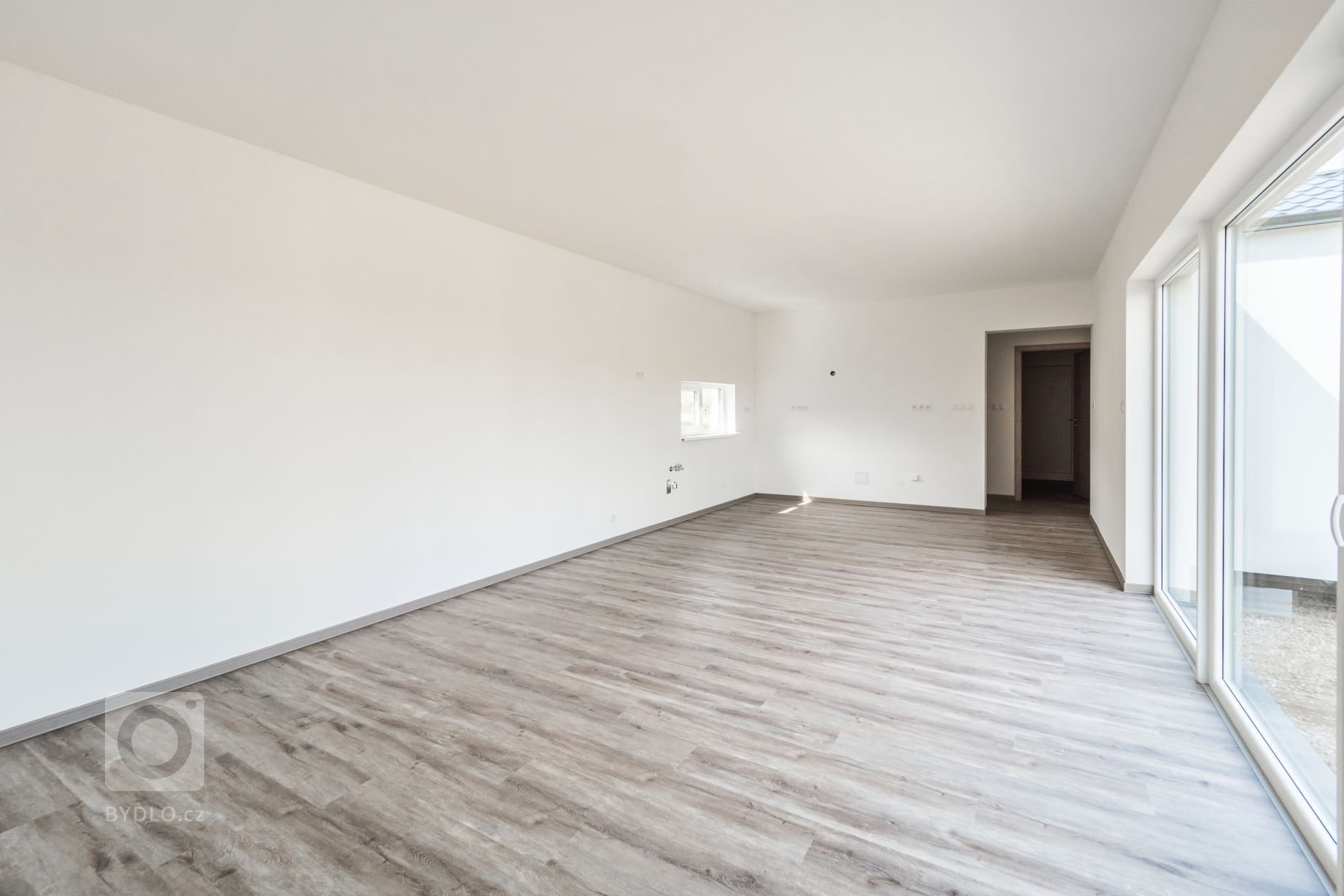 Dům vycházející z&nbsp;oblíbené dvou modulové dřevostavby Easy 48+40 o dispozici 3+kk má přístup na terasu ze všech pokojů a svým půdorysem do L poskytuje i…