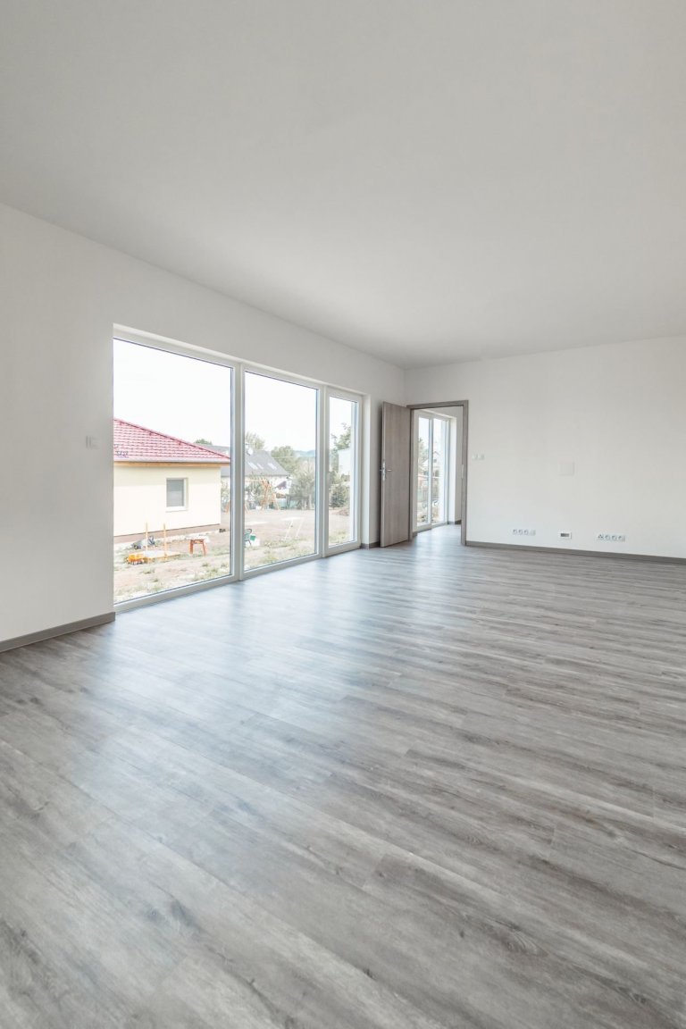 Dům vycházející z&nbsp;oblíbené dvou modulové dřevostavby Easy 48+40 o dispozici 3+kk má přístup na terasu ze všech pokojů a svým půdorysem do L poskytuje i…