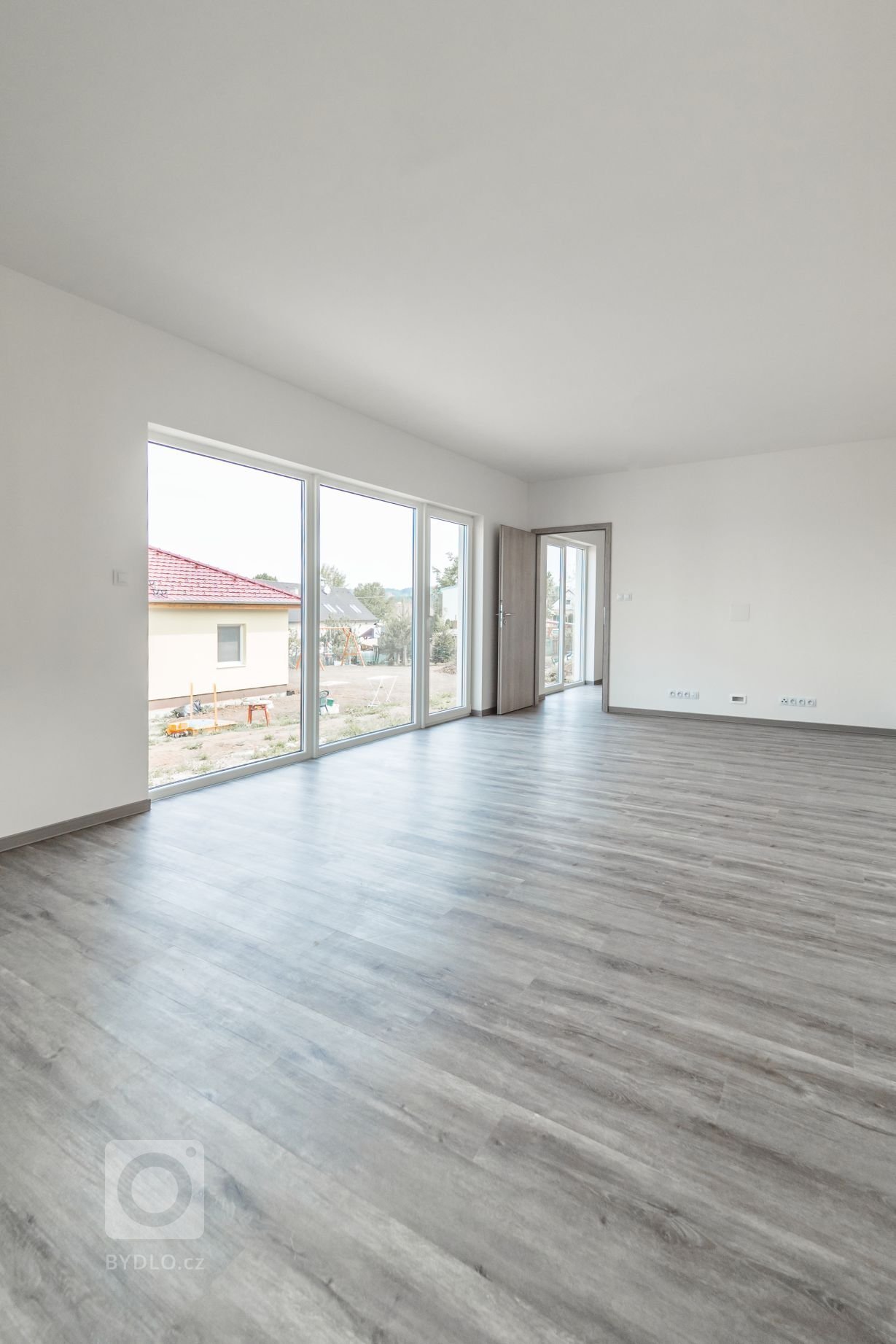 Dům vycházející z&nbsp;oblíbené dvou modulové dřevostavby Easy 48+40 o dispozici 3+kk má přístup na terasu ze všech pokojů a svým půdorysem do L poskytuje i…