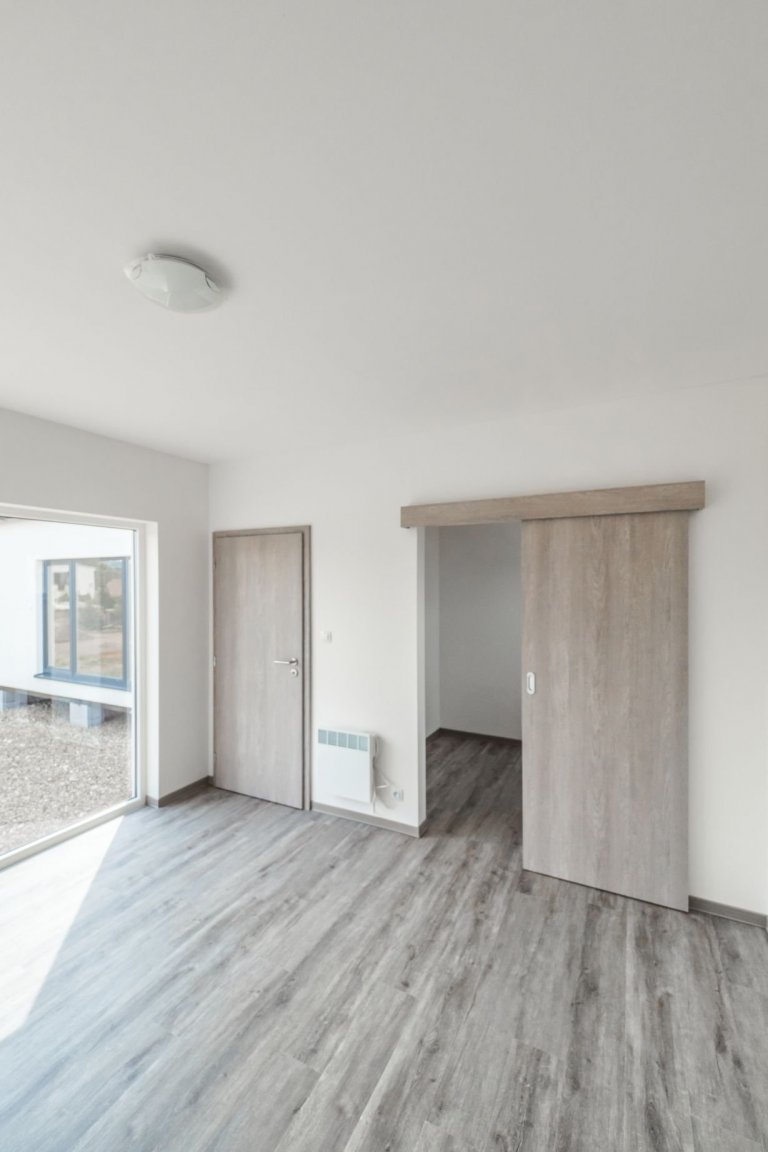 Dům vycházející z&nbsp;oblíbené dvou modulové dřevostavby Easy 48+40 o dispozici 3+kk má přístup na terasu ze všech pokojů a svým půdorysem do L poskytuje i…