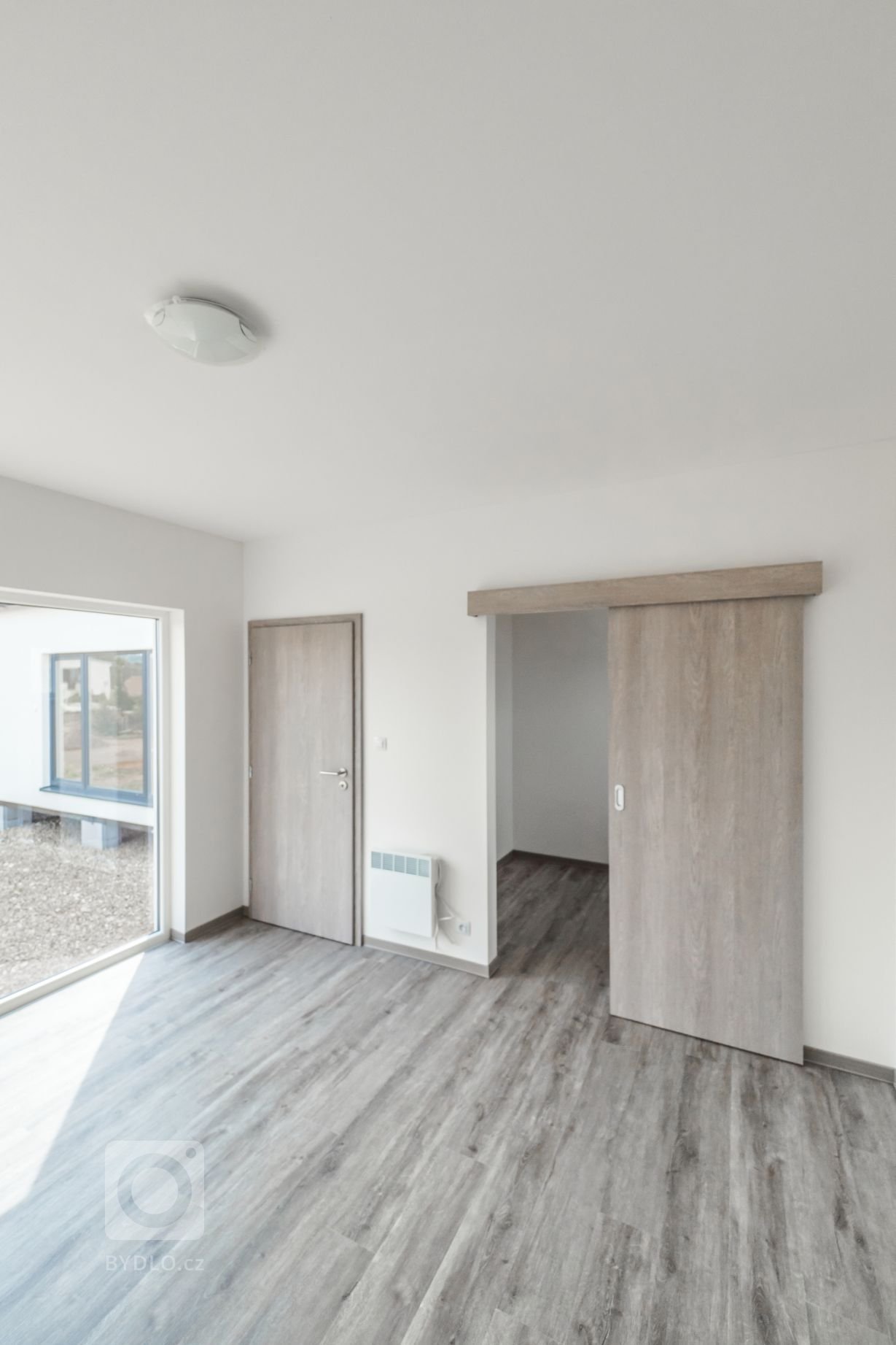 Dům vycházející z&nbsp;oblíbené dvou modulové dřevostavby Easy 48+40 o dispozici 3+kk má přístup na terasu ze všech pokojů a svým půdorysem do L poskytuje i…