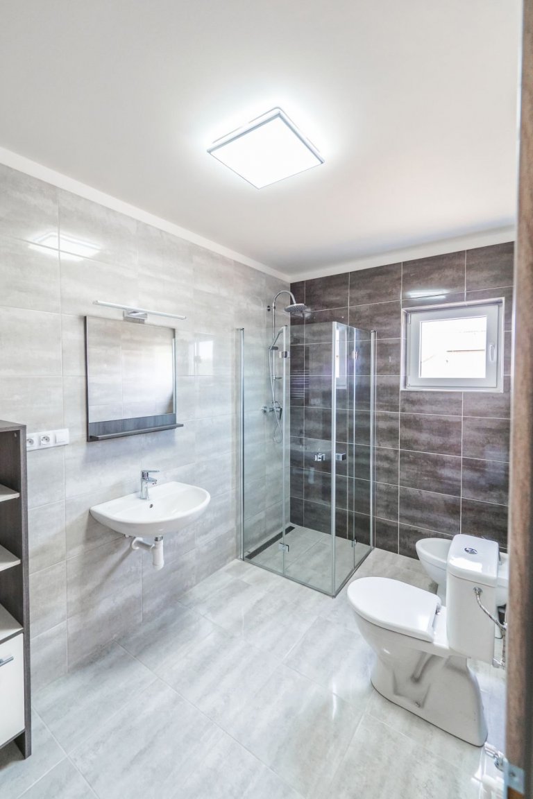 Dům vycházející z&nbsp;oblíbené dvou modulové dřevostavby Easy 48+40 o dispozici 3+kk má přístup na terasu ze všech pokojů a svým půdorysem do L poskytuje i…