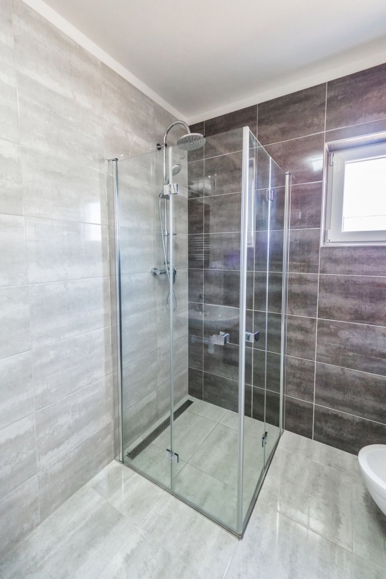 Dům vycházející z&nbsp;oblíbené dvou modulové dřevostavby Easy 48+40 o dispozici 3+kk má přístup na terasu ze všech pokojů a svým půdorysem do L poskytuje i…