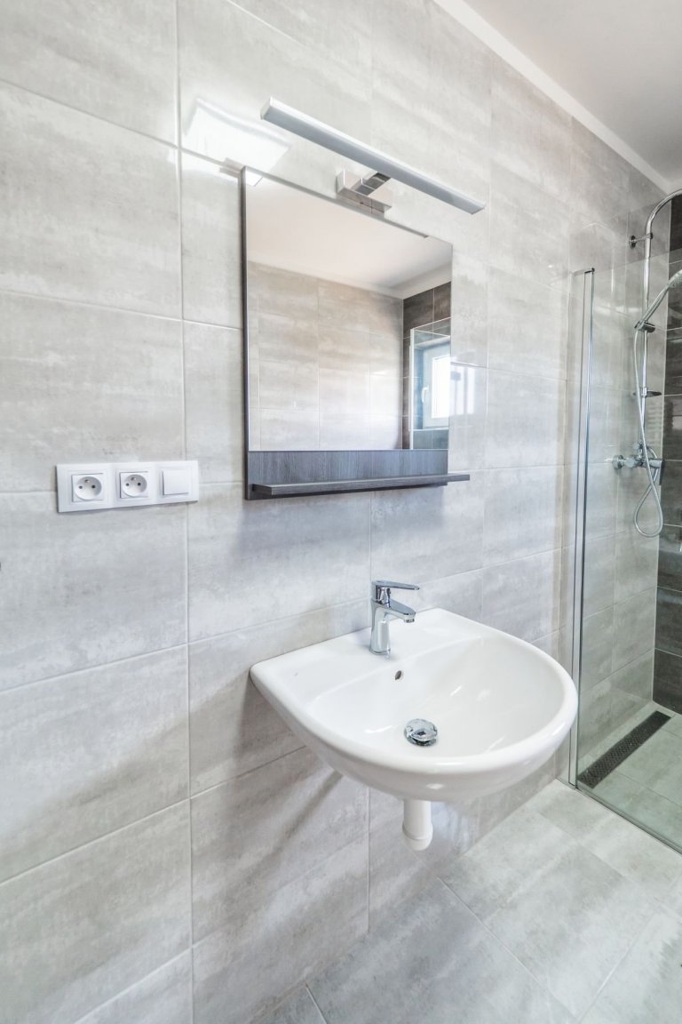 Dům vycházející z&nbsp;oblíbené dvou modulové dřevostavby Easy 48+40 o dispozici 3+kk má přístup na terasu ze všech pokojů a svým půdorysem do L poskytuje i…