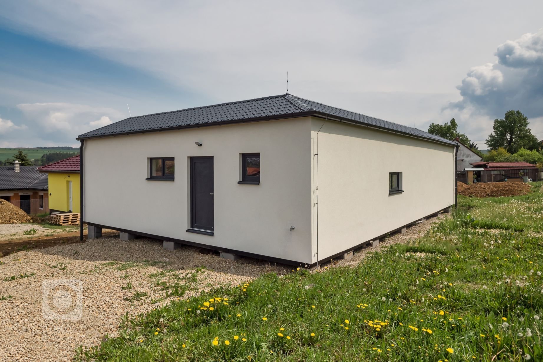 Dům vycházející z&nbsp;oblíbené dvou modulové dřevostavby Easy 48+40 o dispozici 3+kk má přístup na terasu ze všech pokojů a svým půdorysem do L poskytuje i…