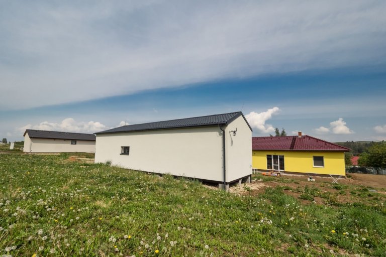 Dům vycházející z&nbsp;oblíbené dvou modulové dřevostavby Easy 48+40 o dispozici 3+kk má přístup na terasu ze všech pokojů a svým půdorysem do L poskytuje i…