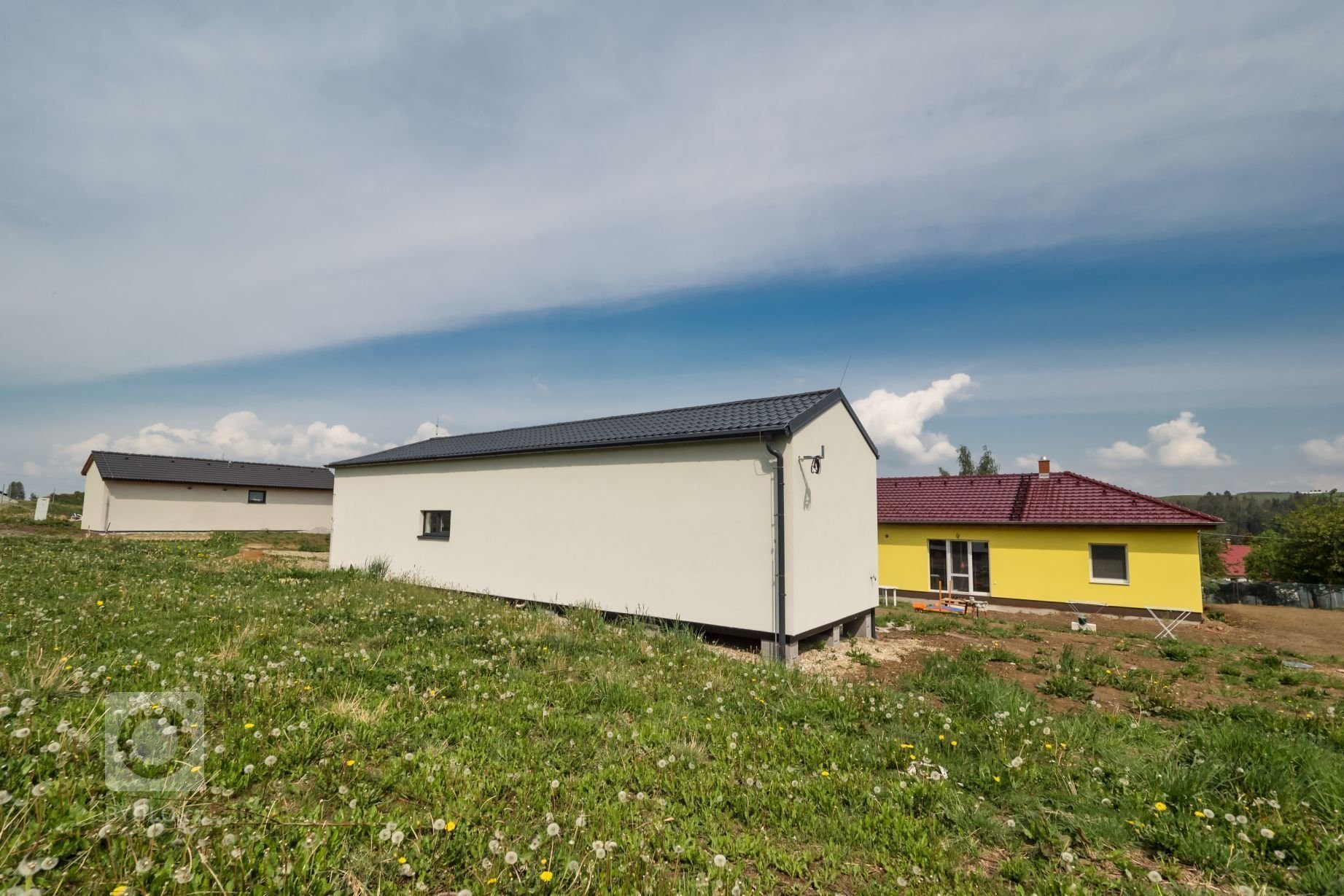 Dům vycházející z&nbsp;oblíbené dvou modulové dřevostavby Easy 48+40 o dispozici 3+kk má přístup na terasu ze všech pokojů a svým půdorysem do L poskytuje i…
