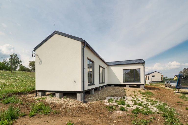 Dům vycházející z&nbsp;oblíbené dvou modulové dřevostavby Easy 48+40 o dispozici 3+kk má přístup na terasu ze všech pokojů a svým půdorysem do L poskytuje i…