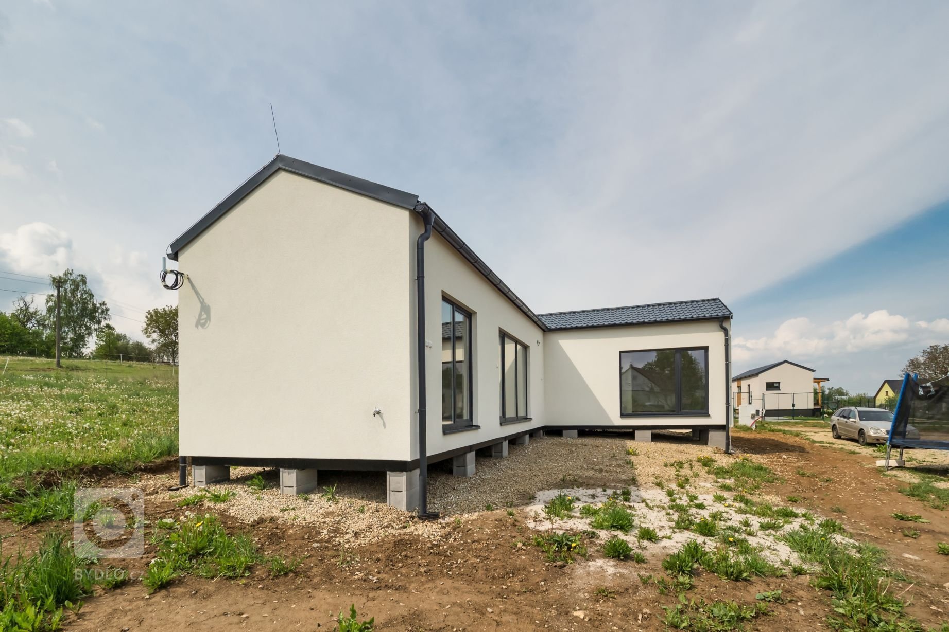 Dům vycházející z&nbsp;oblíbené dvou modulové dřevostavby Easy 48+40 o dispozici 3+kk má přístup na terasu ze všech pokojů a svým půdorysem do L poskytuje i…
