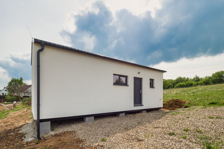 Dům vycházející z&nbsp;oblíbené dvou modulové dřevostavby Easy 48+40 o dispozici 3+kk má přístup na terasu ze všech pokojů a svým půdorysem do L poskytuje i…