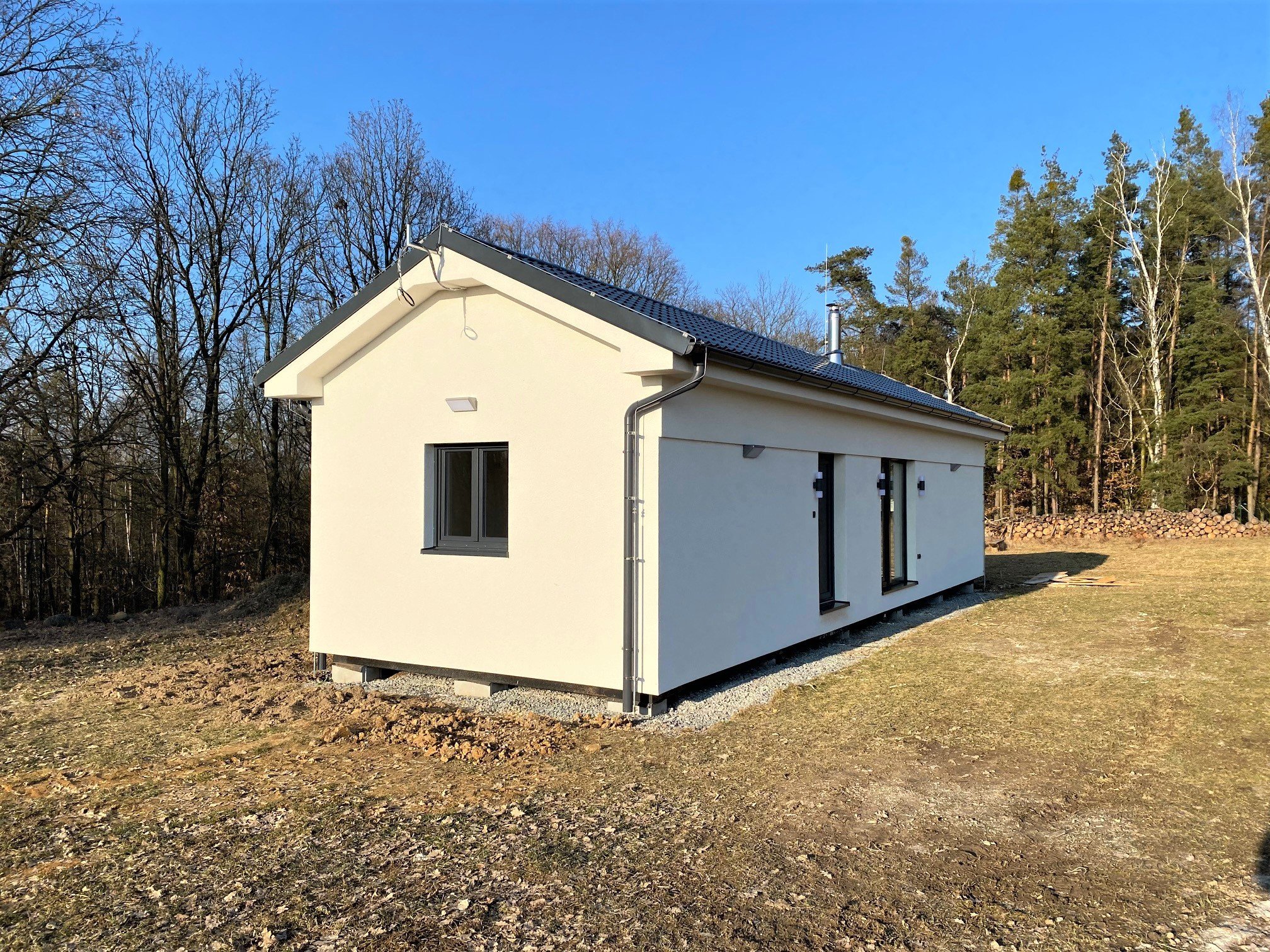 V menší obci Myslinka v okrese Plzeň &ndash; sever jsme zhotovili dřevostavbu o rozměrech 14,3x4,7m, která vznikla prodloužením a rozšířením naší typové Easy…