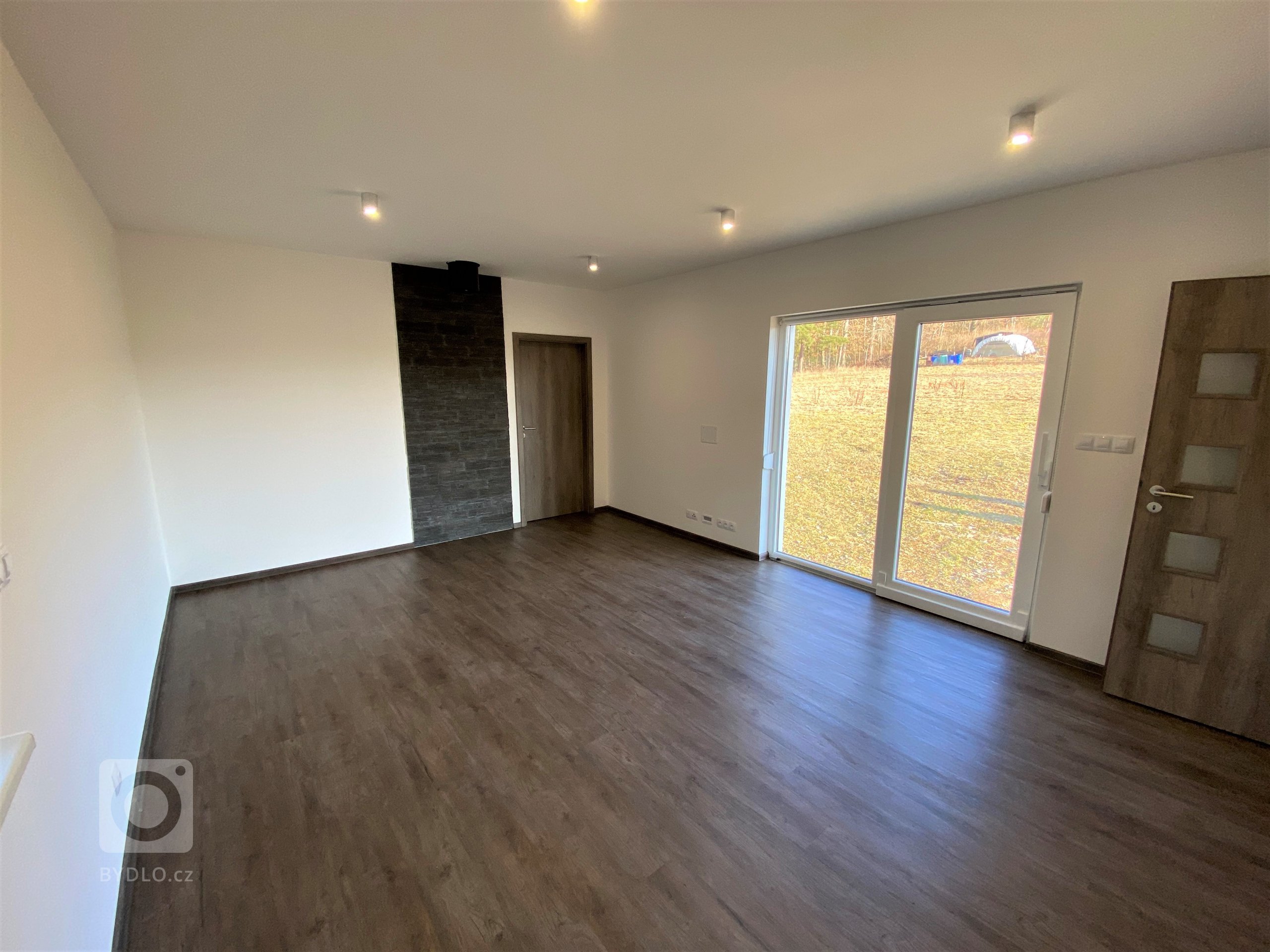 V menší obci Myslinka v okrese Plzeň &ndash; sever jsme zhotovili dřevostavbu o rozměrech 14,3x4,7m, která vznikla prodloužením a rozšířením naší typové Easy…