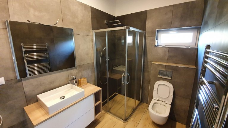 V&nbsp;loňském roce jsme postavili oblíbenou dvoumodulovou dřevostavbu, tentokráte v&nbsp;menším provedení Easy 40+40 v&nbsp;obci Břasy na Rokycansku, ale i na…