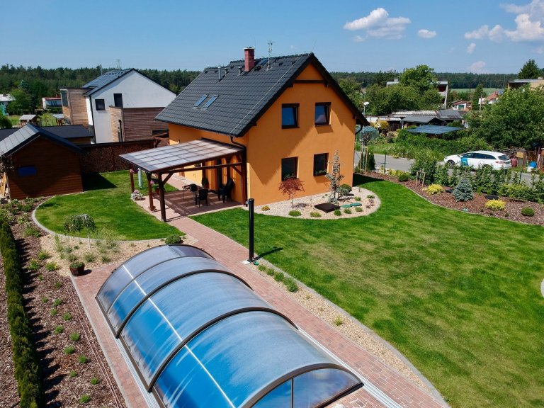 Miluška 5 je dvoupatrový dům 4+KK+G, jehož dispozici je možné si variabilně uzpůsobit a místo garáže tak například může být pokoj navíc. Užitná plocha domu je…