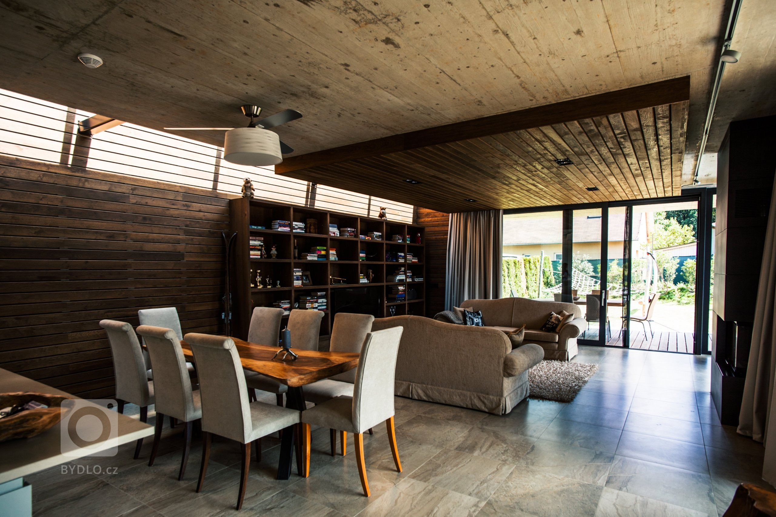 Záměrem architekta byl moderně pojatý dům maximálně přiblížit&nbsp;přírodě.

Proto byly záměrně použity dubové dýhy s viditelnými vypadanými suky a dýhy s…