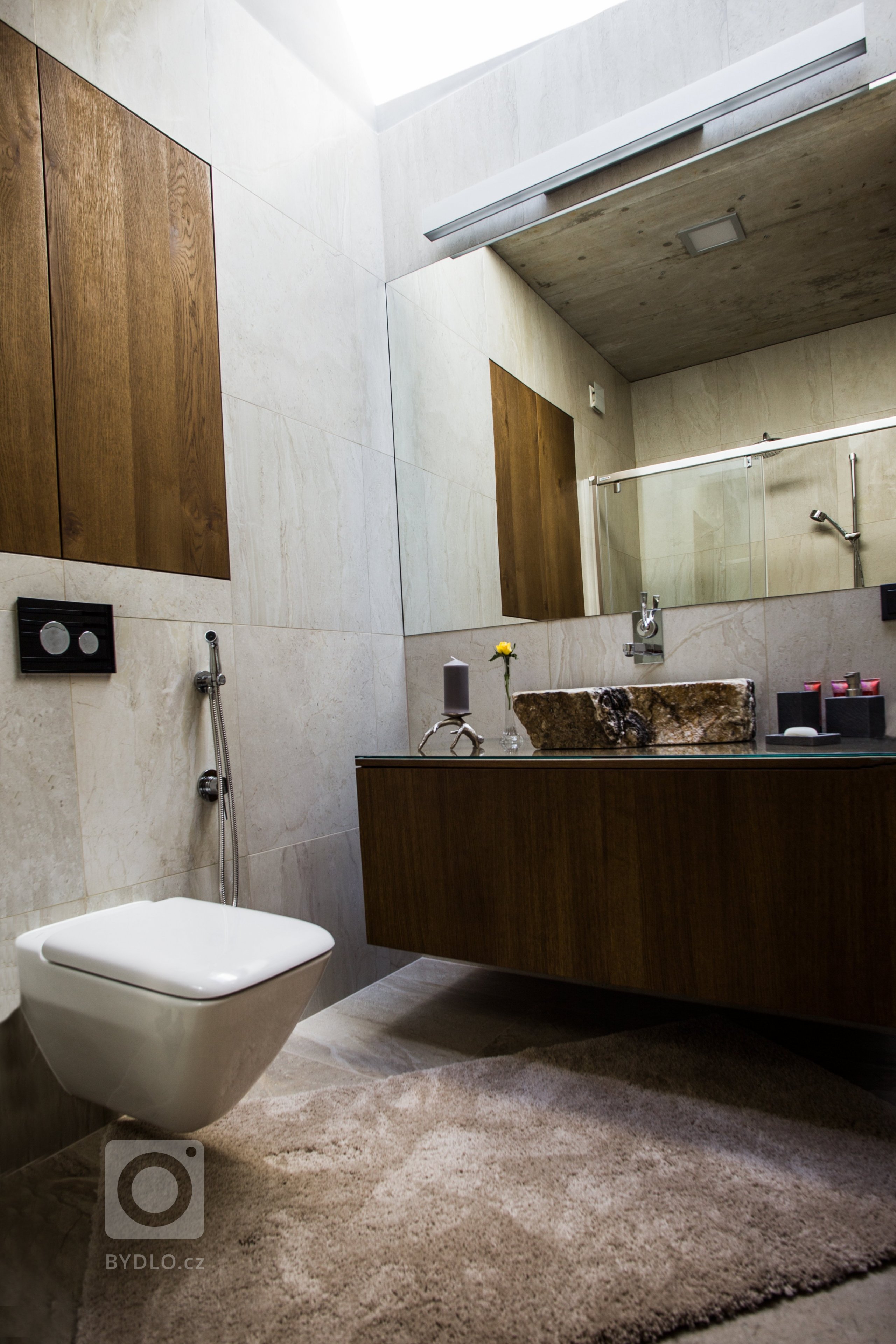 Záměrem architekta byl moderně pojatý dům maximálně přiblížit&nbsp;přírodě.

Proto byly záměrně použity dubové dýhy s viditelnými vypadanými suky a dýhy s…