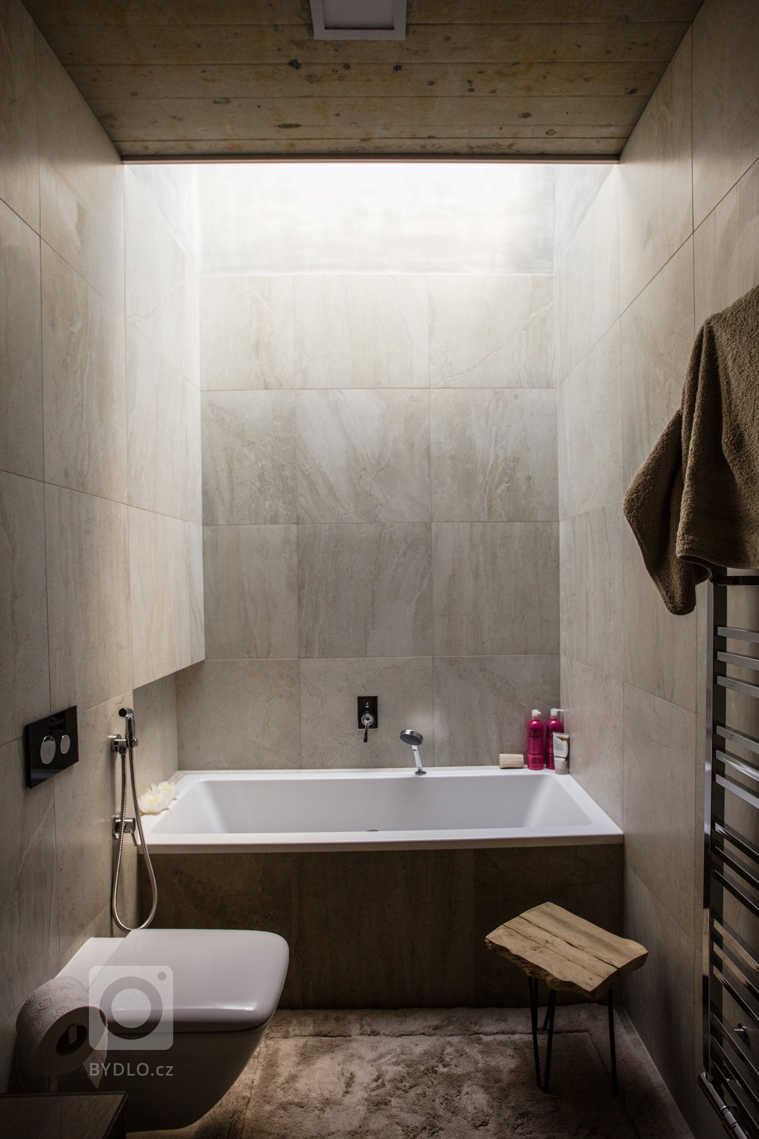 Záměrem architekta byl moderně pojatý dům maximálně přiblížit&nbsp;přírodě.

Proto byly záměrně použity dubové dýhy s viditelnými vypadanými suky a dýhy s…