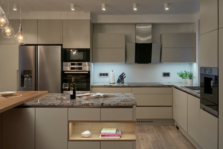 Hlavní myšlenkou návrhu byla elegance, nadčasovost, funkčnost a v neposlední řadě dostatek úložných prostor.

Z původního vybavení chtěli majitelé ponechat…