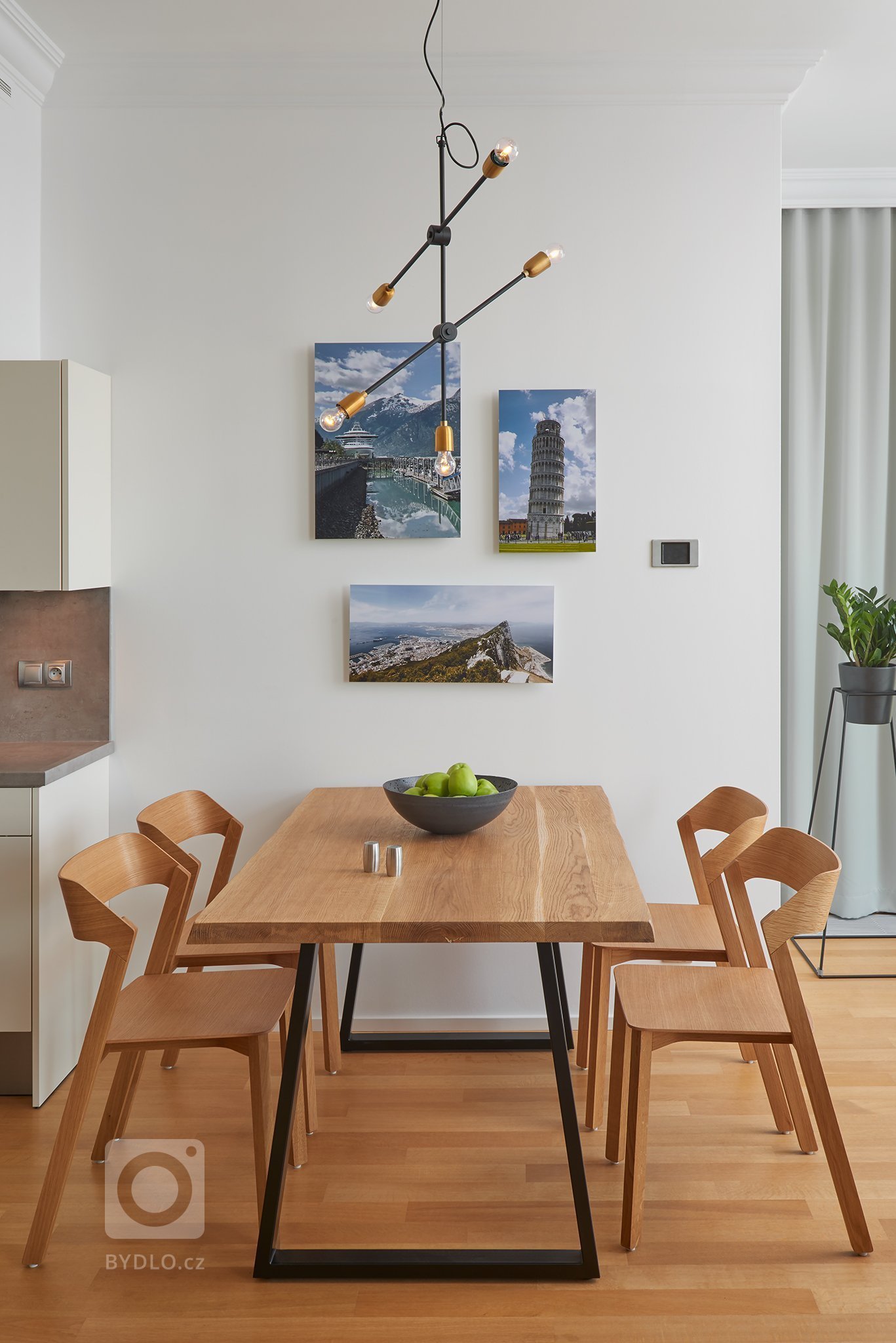 Návrh a realizace tohoto bytu byl velkou výzvou, jelikož součástí mělo být i nahrávací studio určené pro tvorbu YouTube videí. Základními prvky návrhu se staly…