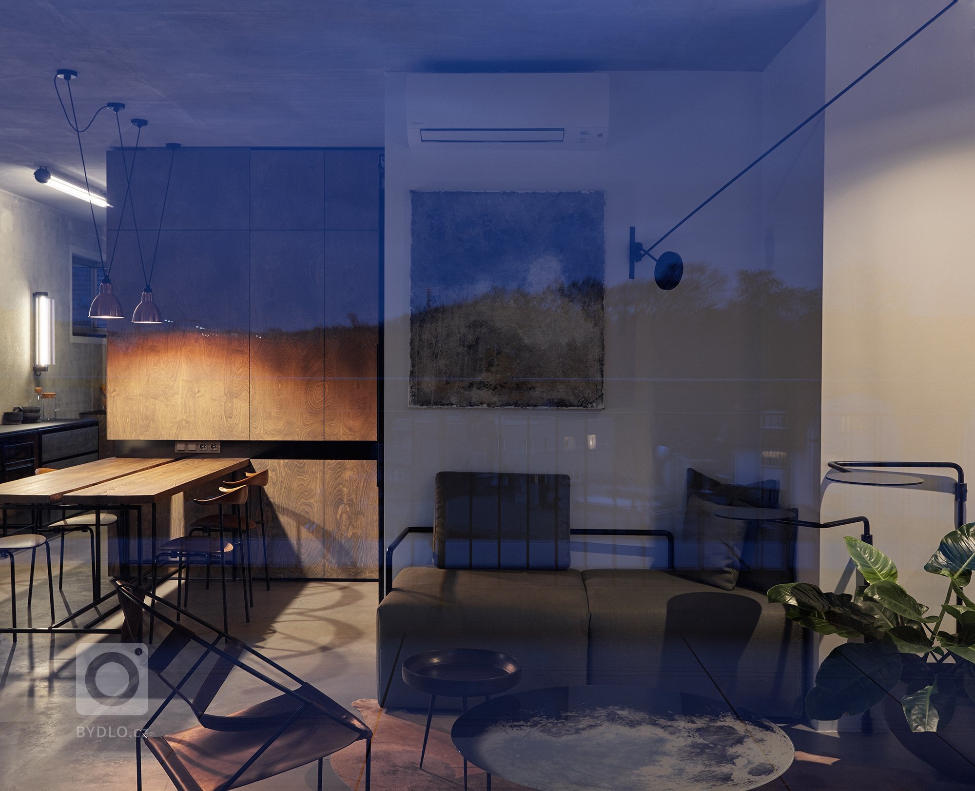 Industriálně laděný byt se nachází v novostavbě developerského projektu. S komplikovanou dispozicí se architektka vypořádala díky atypovému řešení většiny…