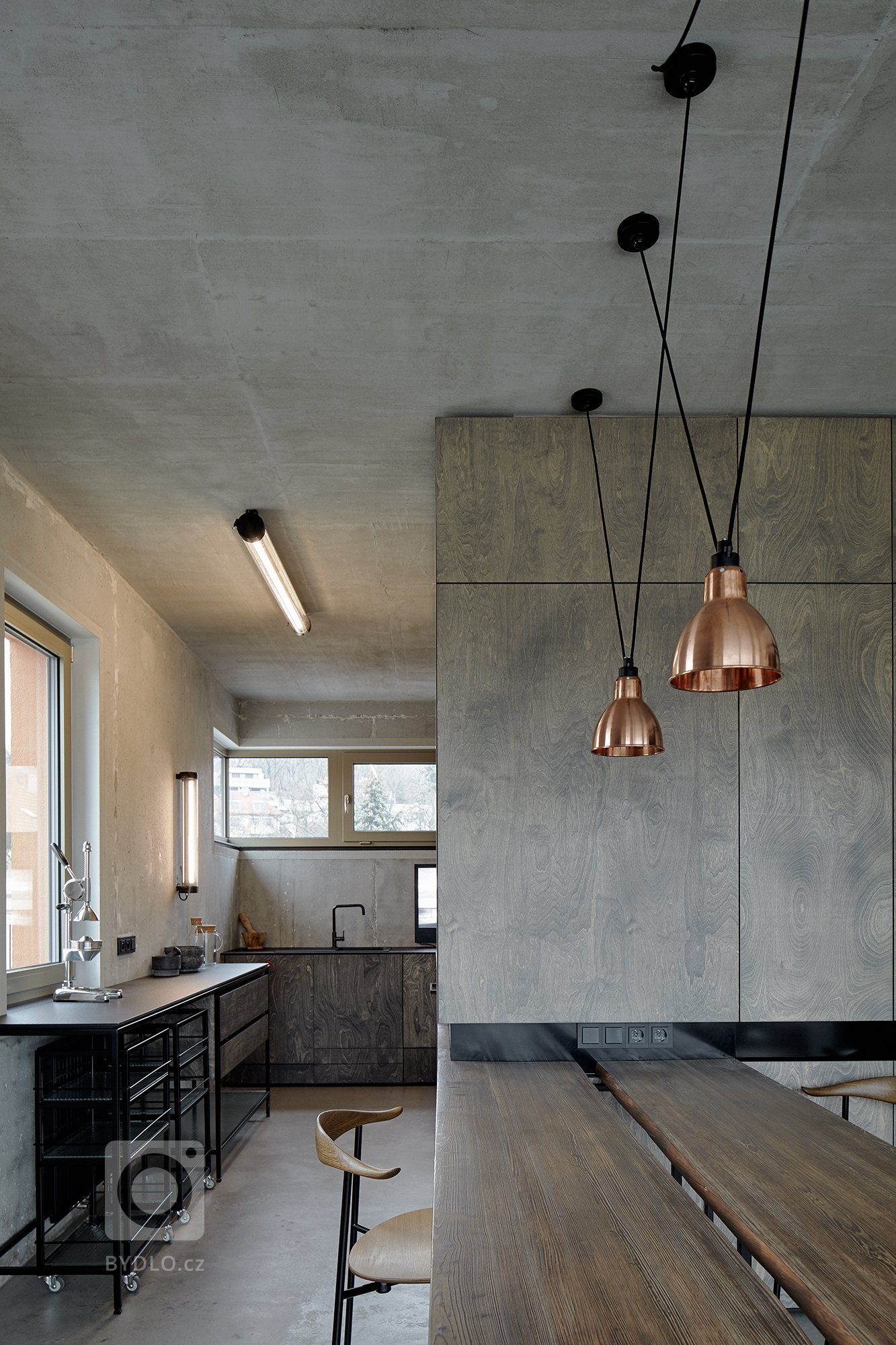 Industriálně laděný byt se nachází v novostavbě developerského projektu. S komplikovanou dispozicí se architektka vypořádala díky atypovému řešení většiny…