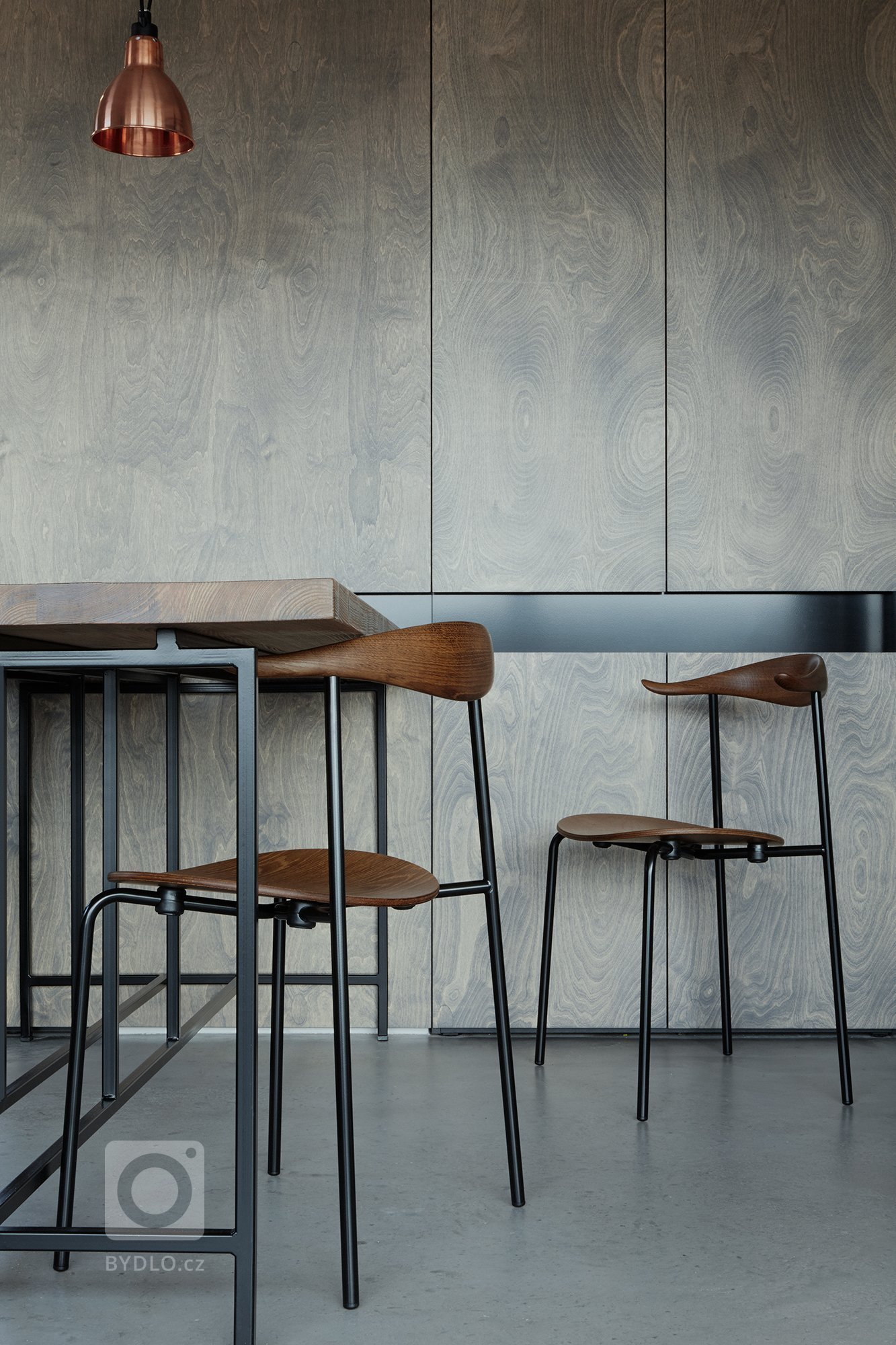 Industriálně laděný byt se nachází v novostavbě developerského projektu. S komplikovanou dispozicí se architektka vypořádala díky atypovému řešení většiny…