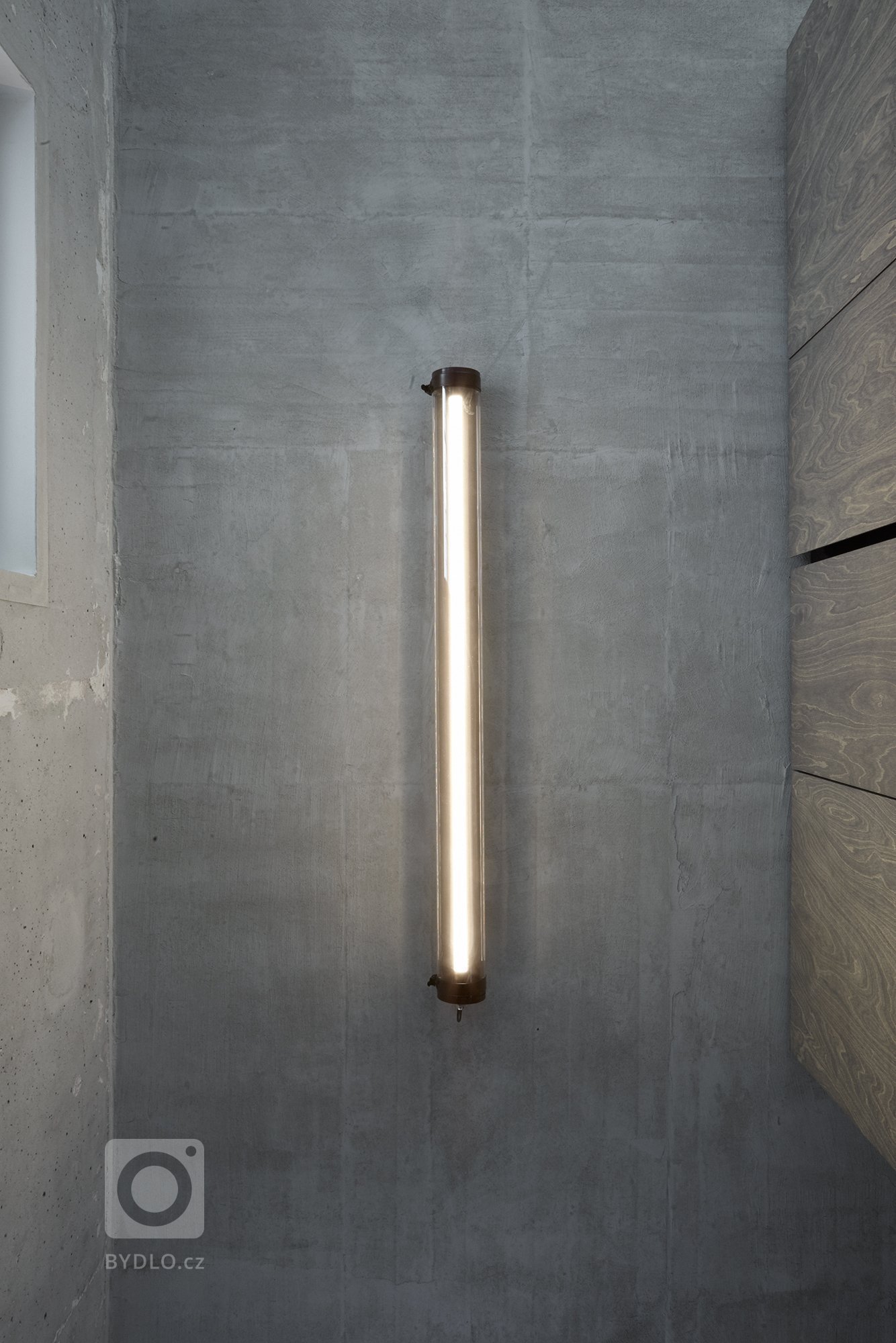 Industriálně laděný byt se nachází v novostavbě developerského projektu. S komplikovanou dispozicí se architektka vypořádala díky atypovému řešení většiny…