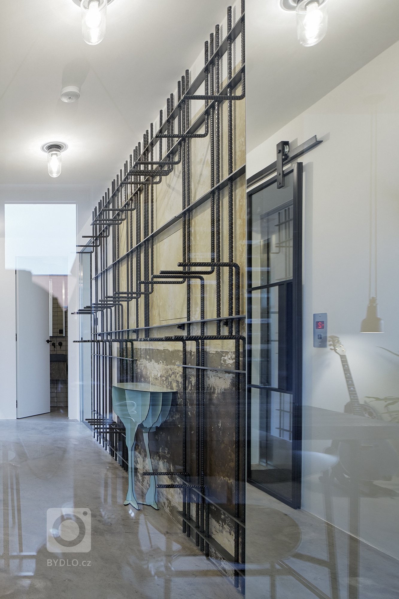 Industriálně laděný byt se nachází v novostavbě developerského projektu. S komplikovanou dispozicí se architektka vypořádala díky atypovému řešení většiny…