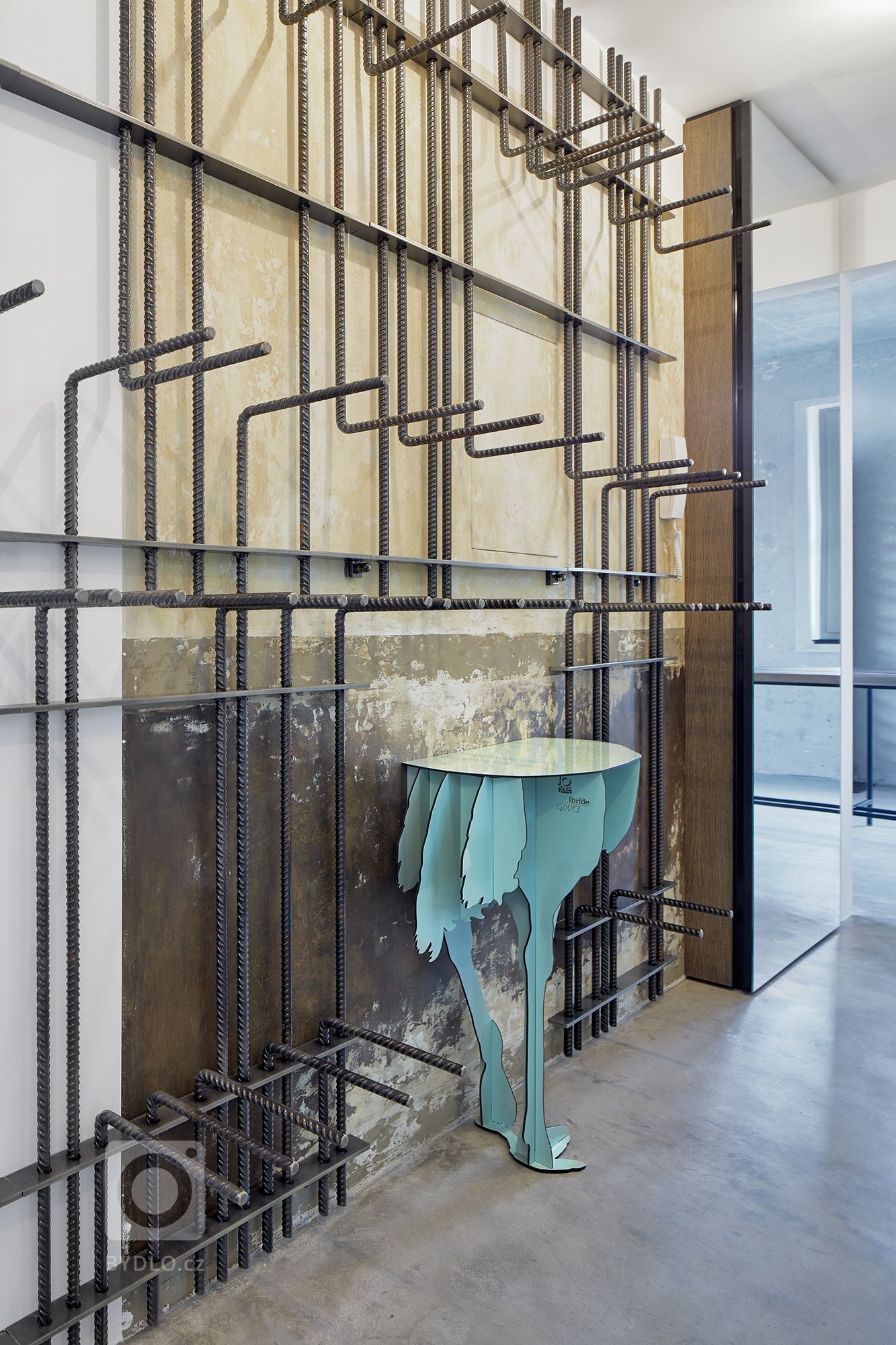 Industriálně laděný byt se nachází v novostavbě developerského projektu. S komplikovanou dispozicí se architektka vypořádala díky atypovému řešení většiny…