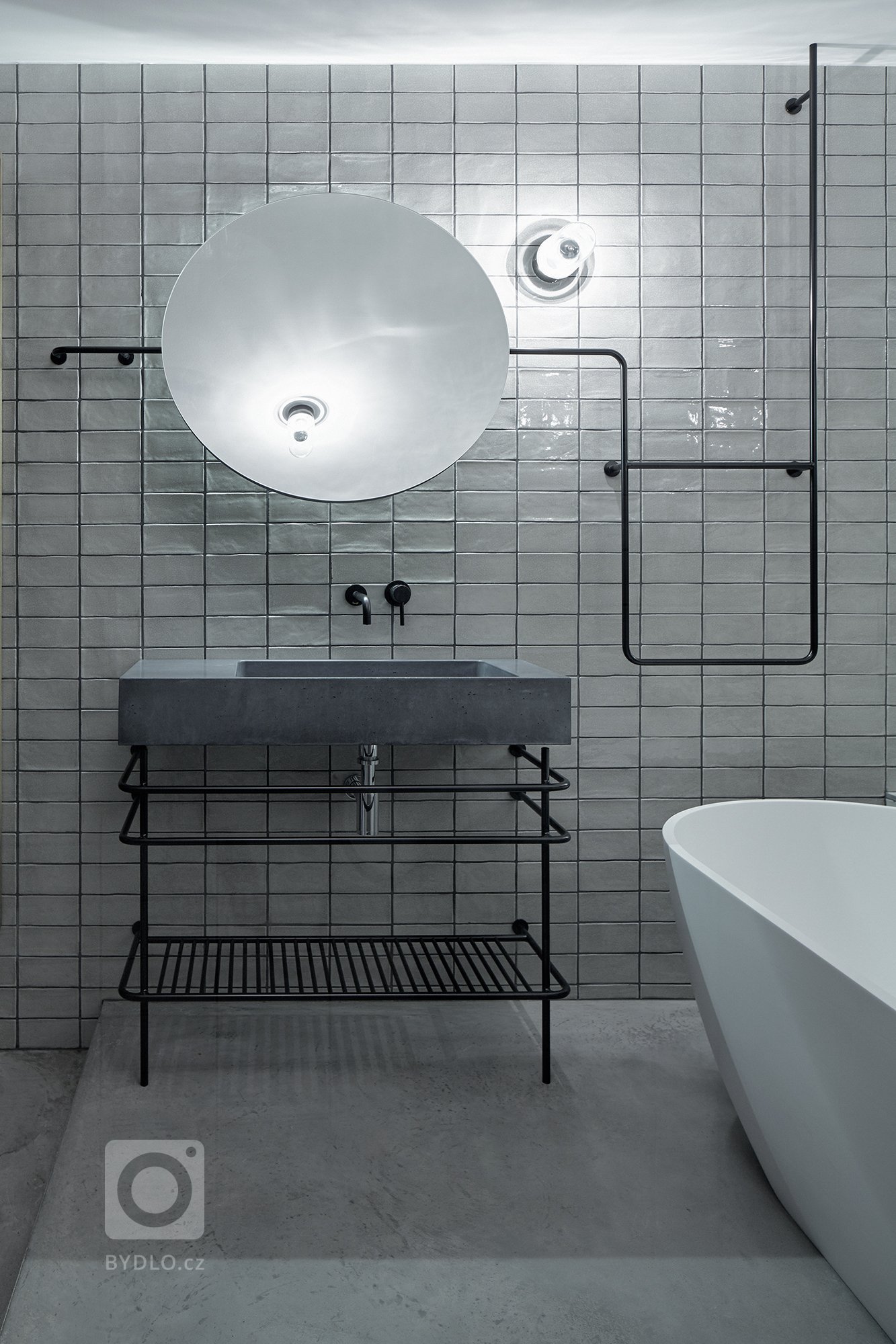 Industriálně laděný byt se nachází v novostavbě developerského projektu. S komplikovanou dispozicí se architektka vypořádala díky atypovému řešení většiny…