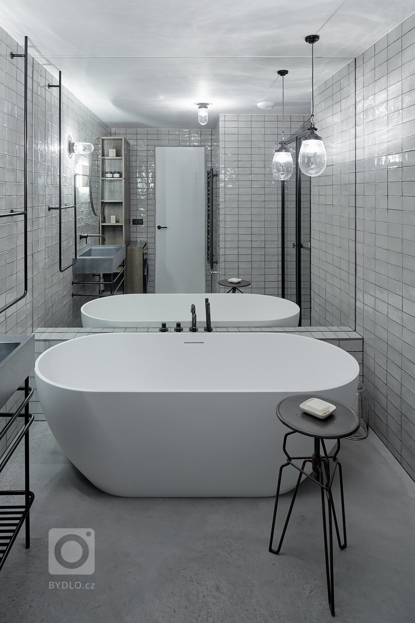 Industriálně laděný byt se nachází v novostavbě developerského projektu. S komplikovanou dispozicí se architektka vypořádala díky atypovému řešení většiny…