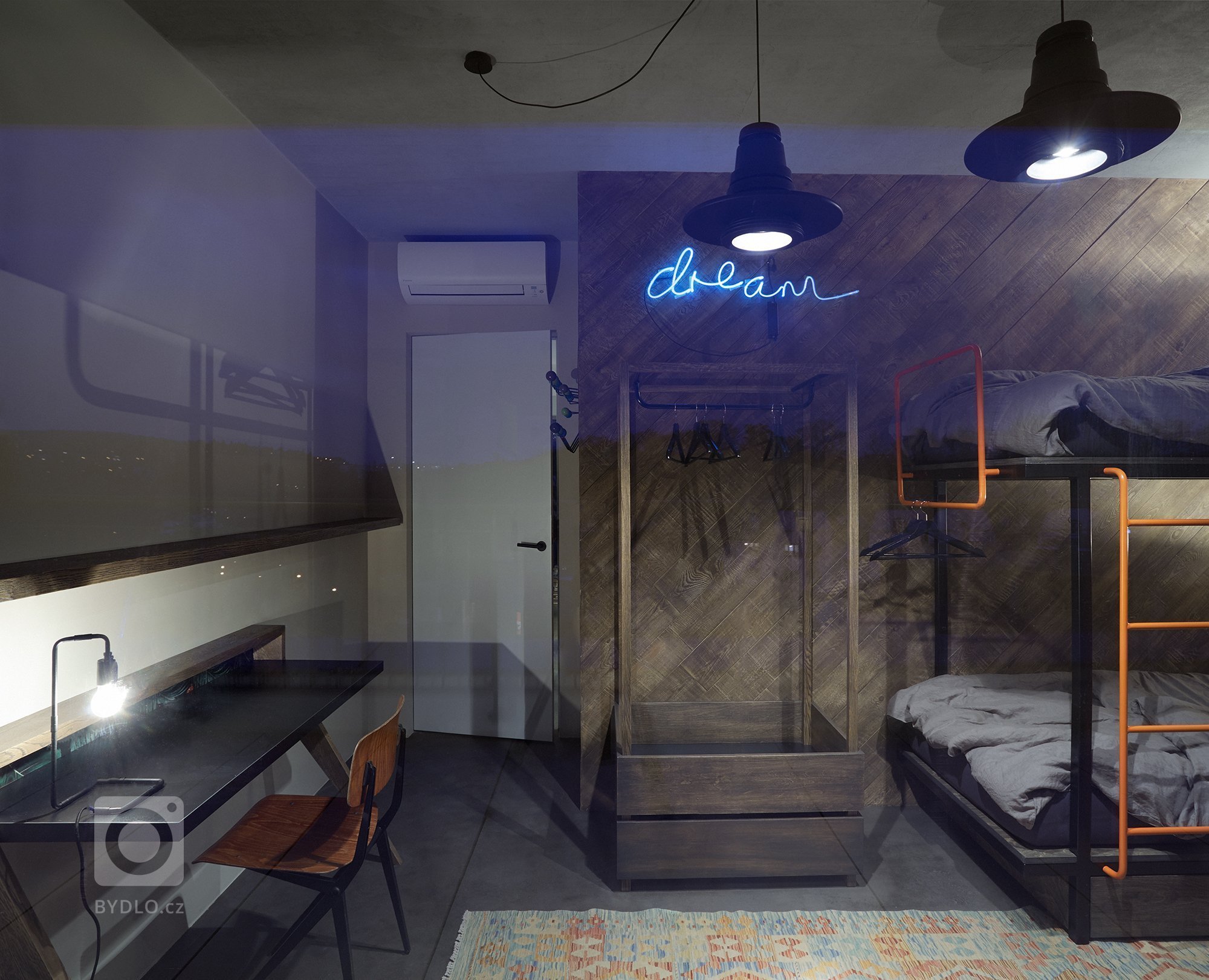 Industriálně laděný byt se nachází v novostavbě developerského projektu. S komplikovanou dispozicí se architektka vypořádala díky atypovému řešení většiny…