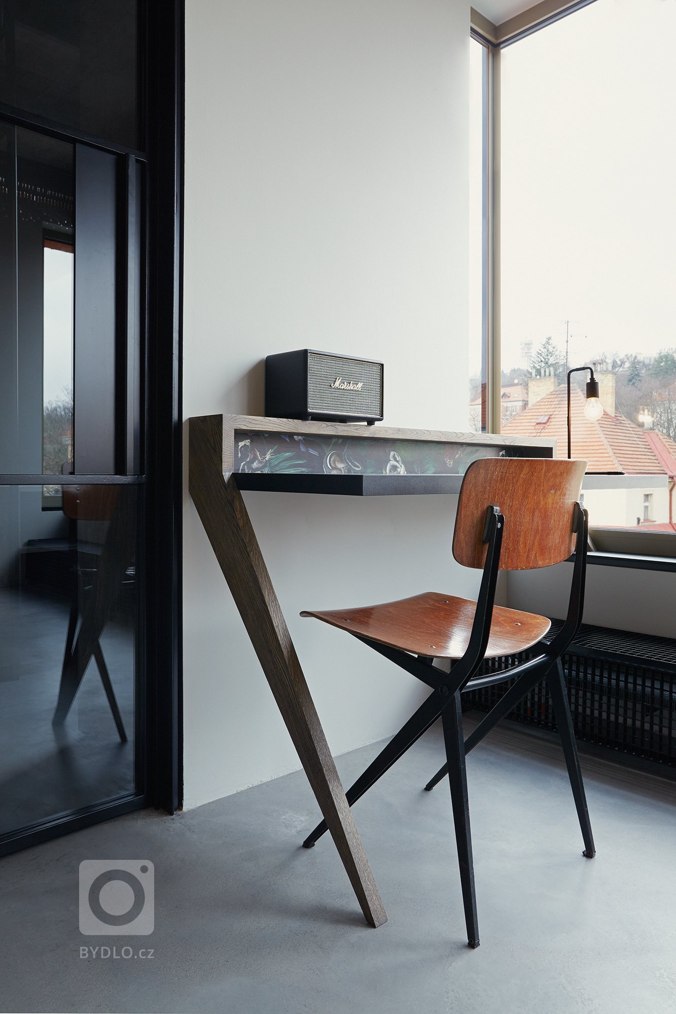 Industriálně laděný byt se nachází v novostavbě developerského projektu. S komplikovanou dispozicí se architektka vypořádala díky atypovému řešení většiny…