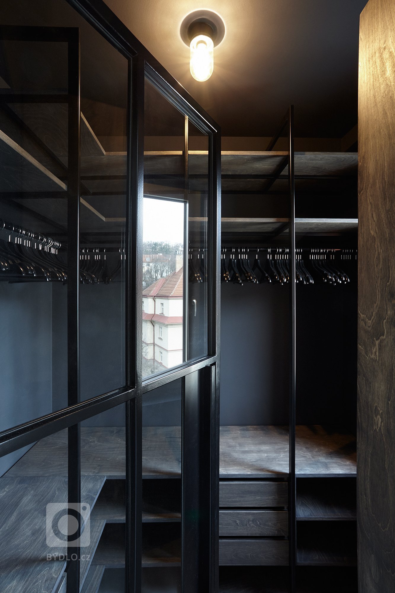 Industriálně laděný byt se nachází v novostavbě developerského projektu. S komplikovanou dispozicí se architektka vypořádala díky atypovému řešení většiny…