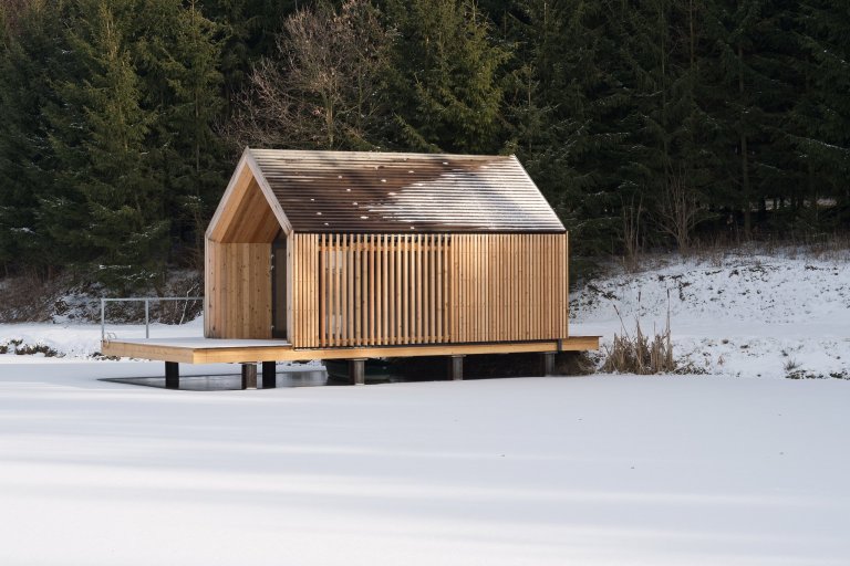 Inspirováná tradičními rybářskými boudami na břehu rybníka, zasazeného v&nbsp;malebné krajině&nbsp;Vysočiny
