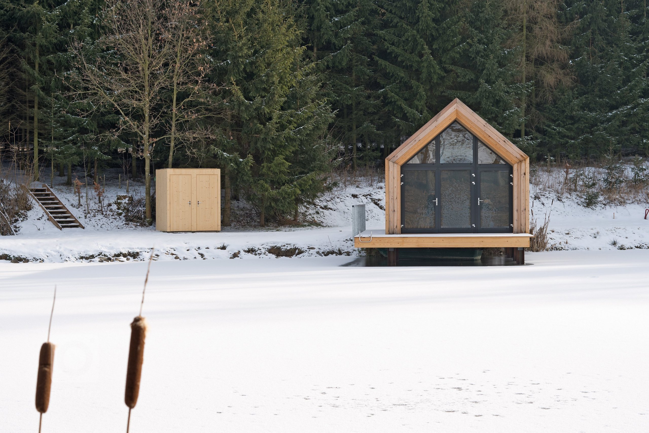 Inspirováná tradičními rybářskými boudami na břehu rybníka, zasazeného v&nbsp;malebné krajině&nbsp;Vysočiny
