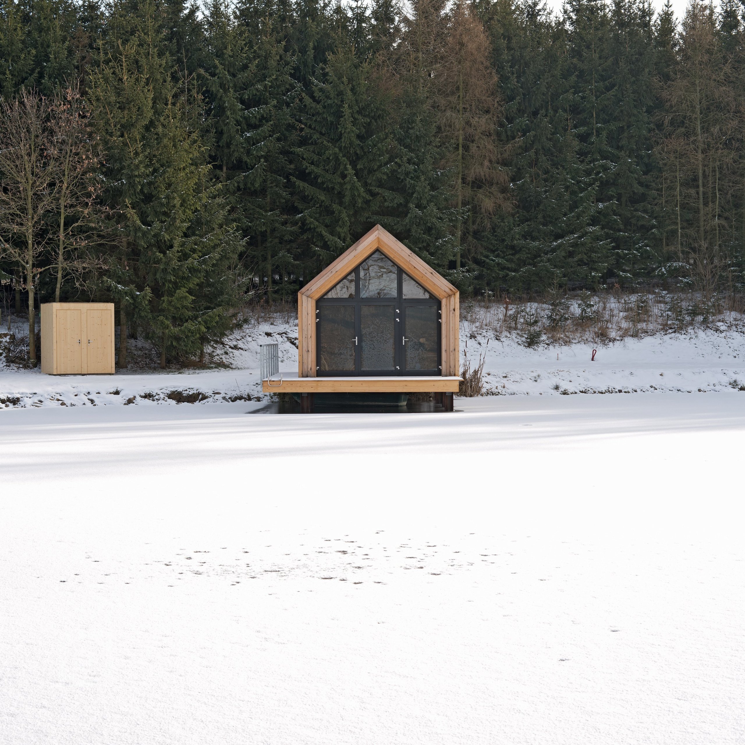 Inspirováná tradičními rybářskými boudami na břehu rybníka, zasazeného v&nbsp;malebné krajině&nbsp;Vysočiny
