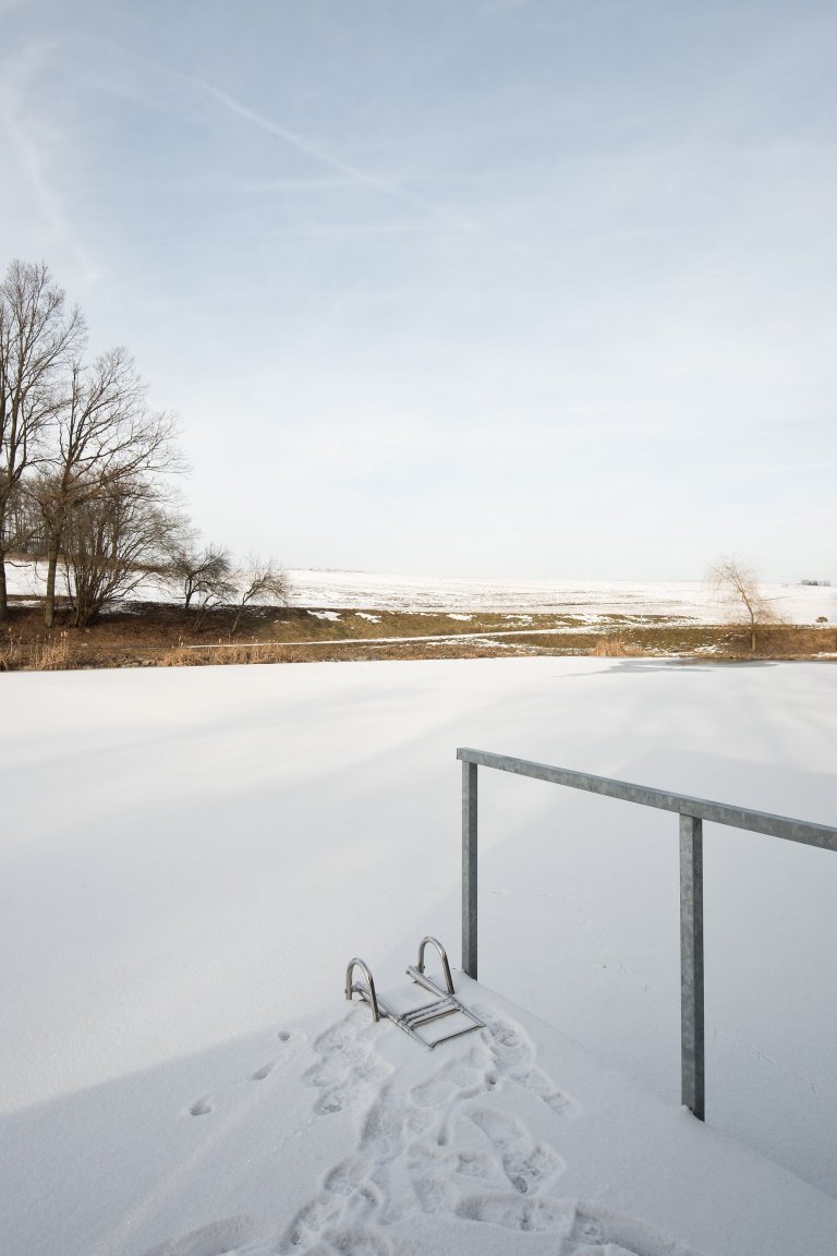 Inspirováná tradičními rybářskými boudami na břehu rybníka, zasazeného v&nbsp;malebné krajině&nbsp;Vysočiny
