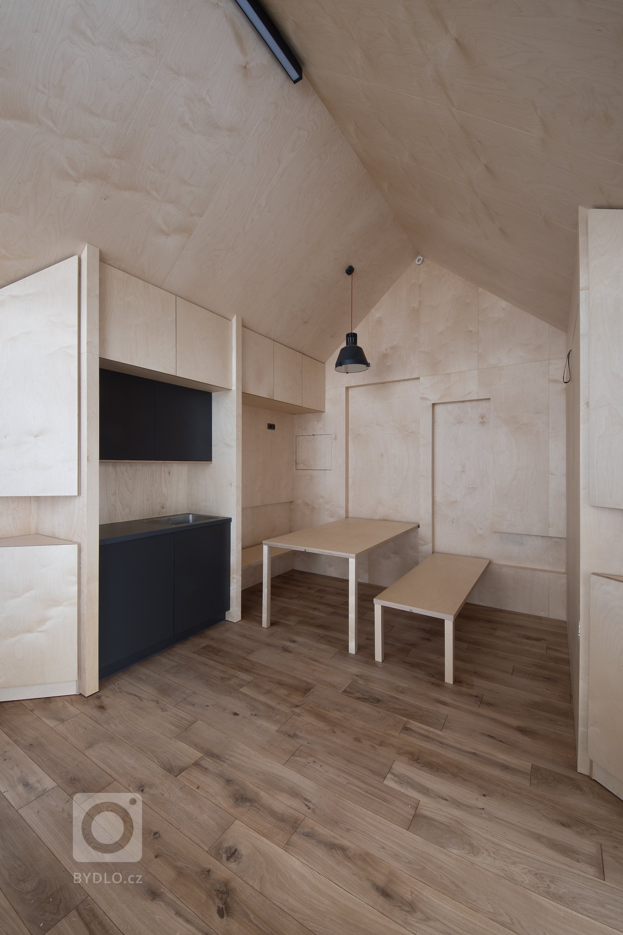 Inspirováná tradičními rybářskými boudami na břehu rybníka, zasazeného v&nbsp;malebné krajině&nbsp;Vysočiny
