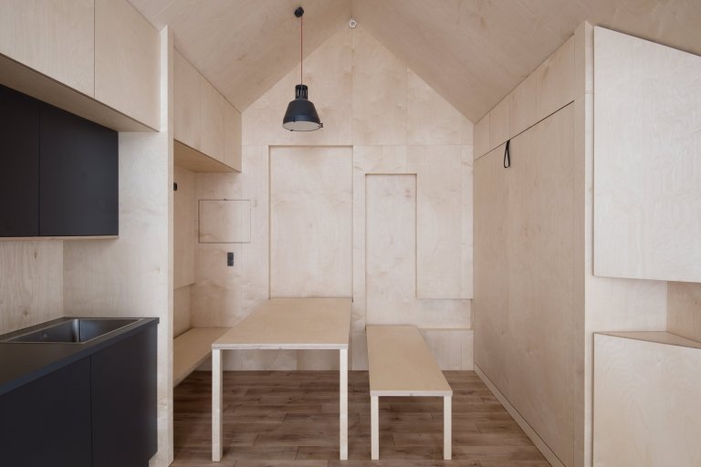 Inspirováná tradičními rybářskými boudami na břehu rybníka, zasazeného v&nbsp;malebné krajině&nbsp;Vysočiny
