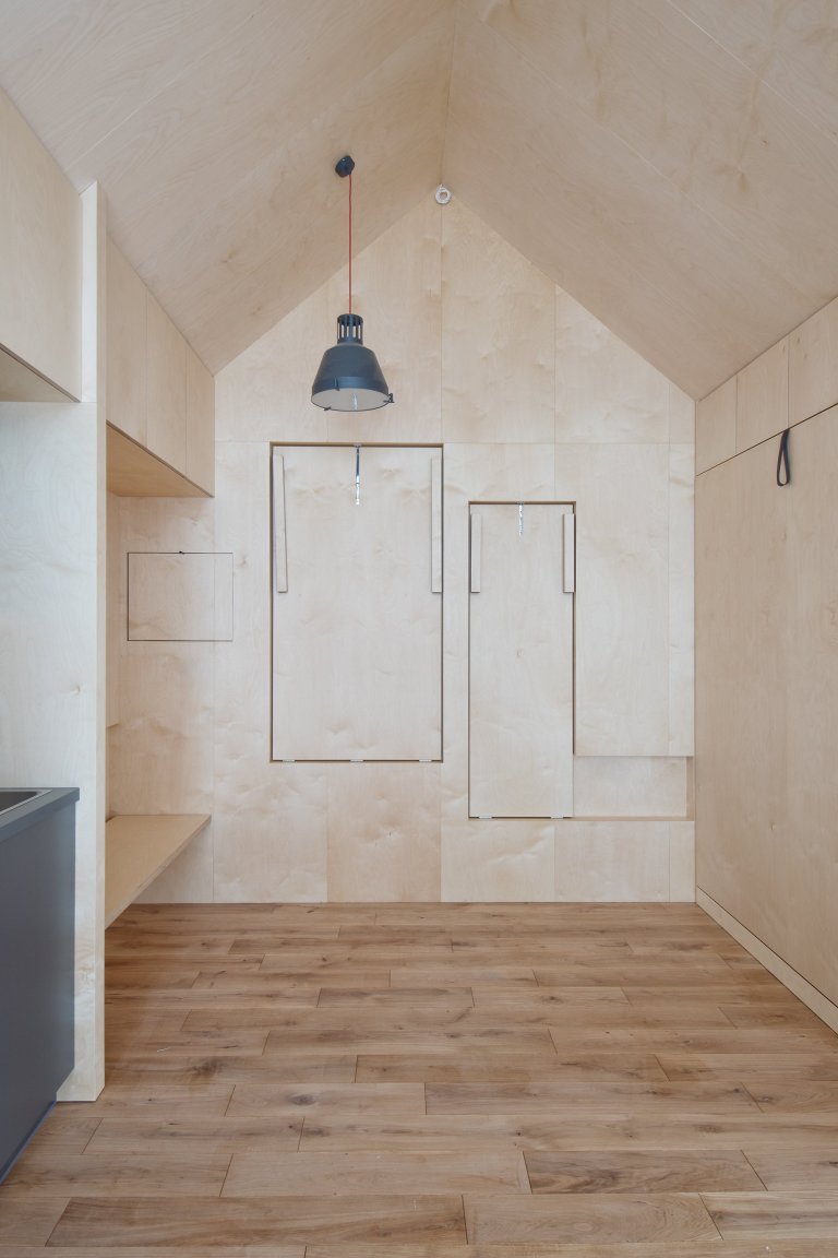 Inspirováná tradičními rybářskými boudami na břehu rybníka, zasazeného v&nbsp;malebné krajině&nbsp;Vysočiny
