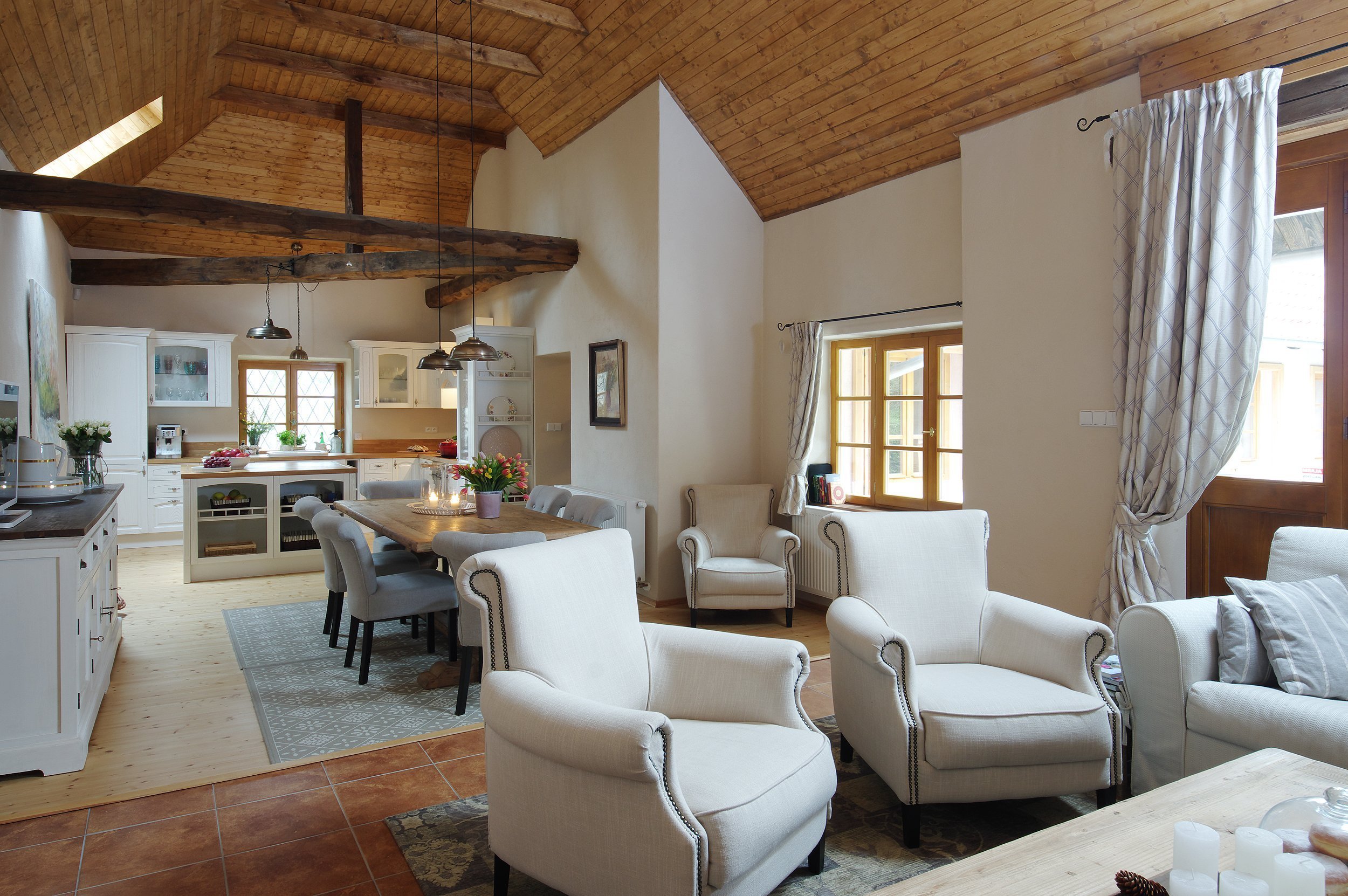 Starý kamenný dům ve středočeské obci Slapy býval původně obydlím nadlesního. Až pak se z něj stala letní chalupa a ještě později místo, které může sloužit…