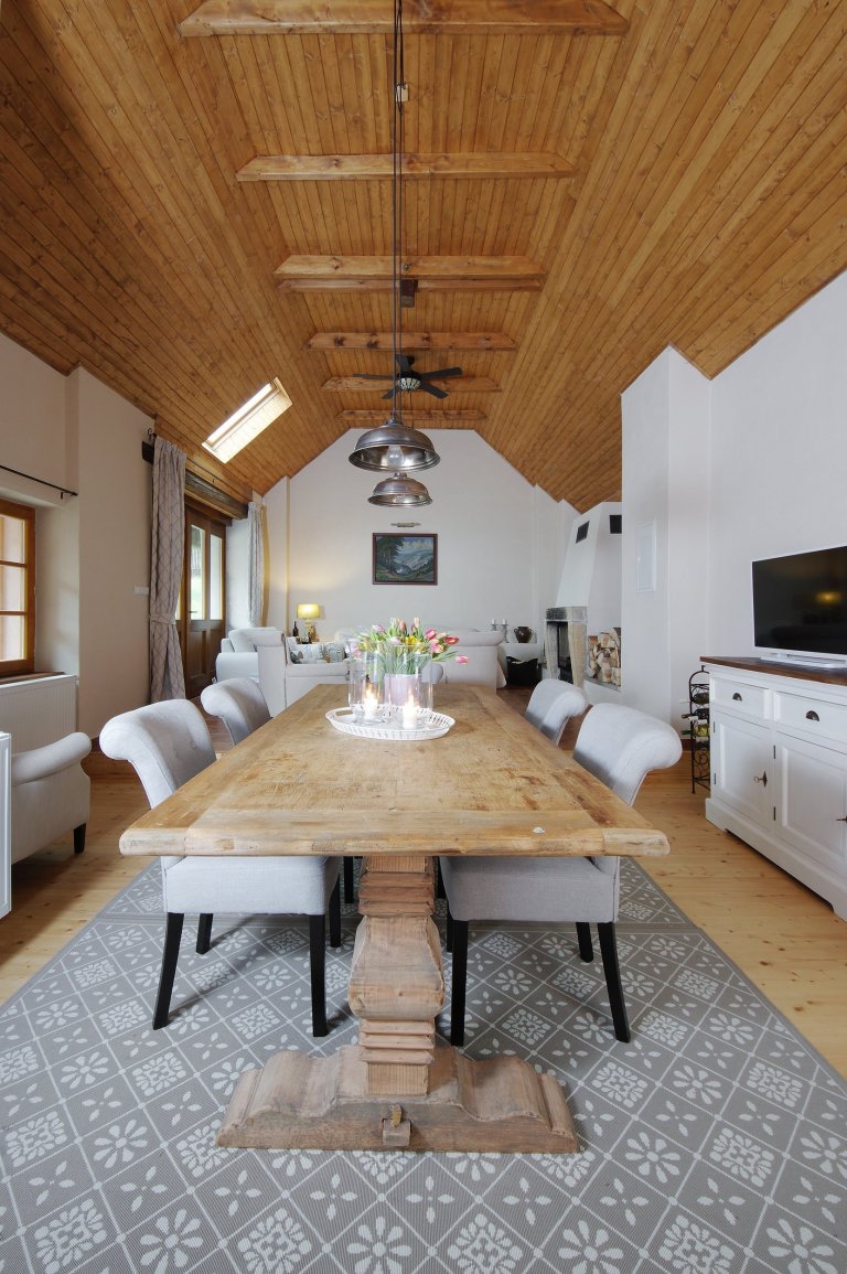 Starý kamenný dům ve středočeské obci Slapy býval původně obydlím nadlesního. Až pak se z něj stala letní chalupa a ještě později místo, které může sloužit…