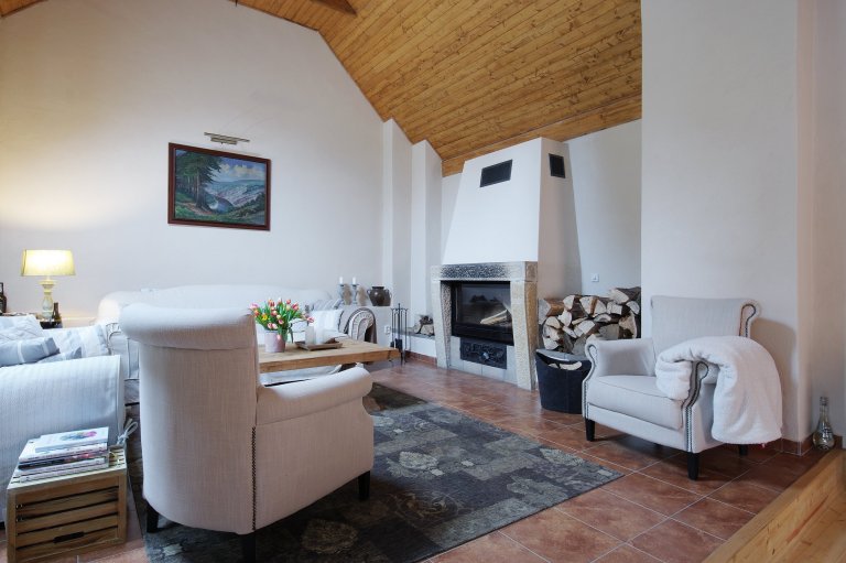 Starý kamenný dům ve středočeské obci Slapy býval původně obydlím nadlesního. Až pak se z něj stala letní chalupa a ještě později místo, které může sloužit…