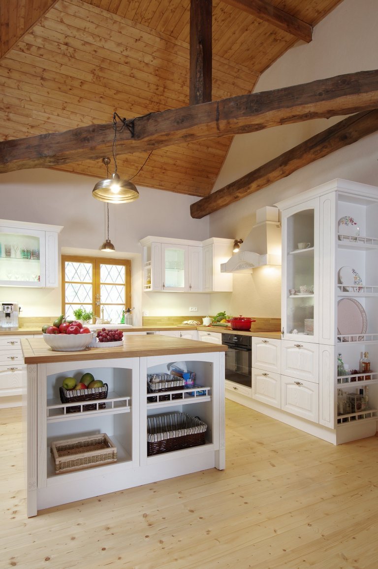 Starý kamenný dům ve středočeské obci Slapy býval původně obydlím nadlesního. Až pak se z něj stala letní chalupa a ještě později místo, které může sloužit…